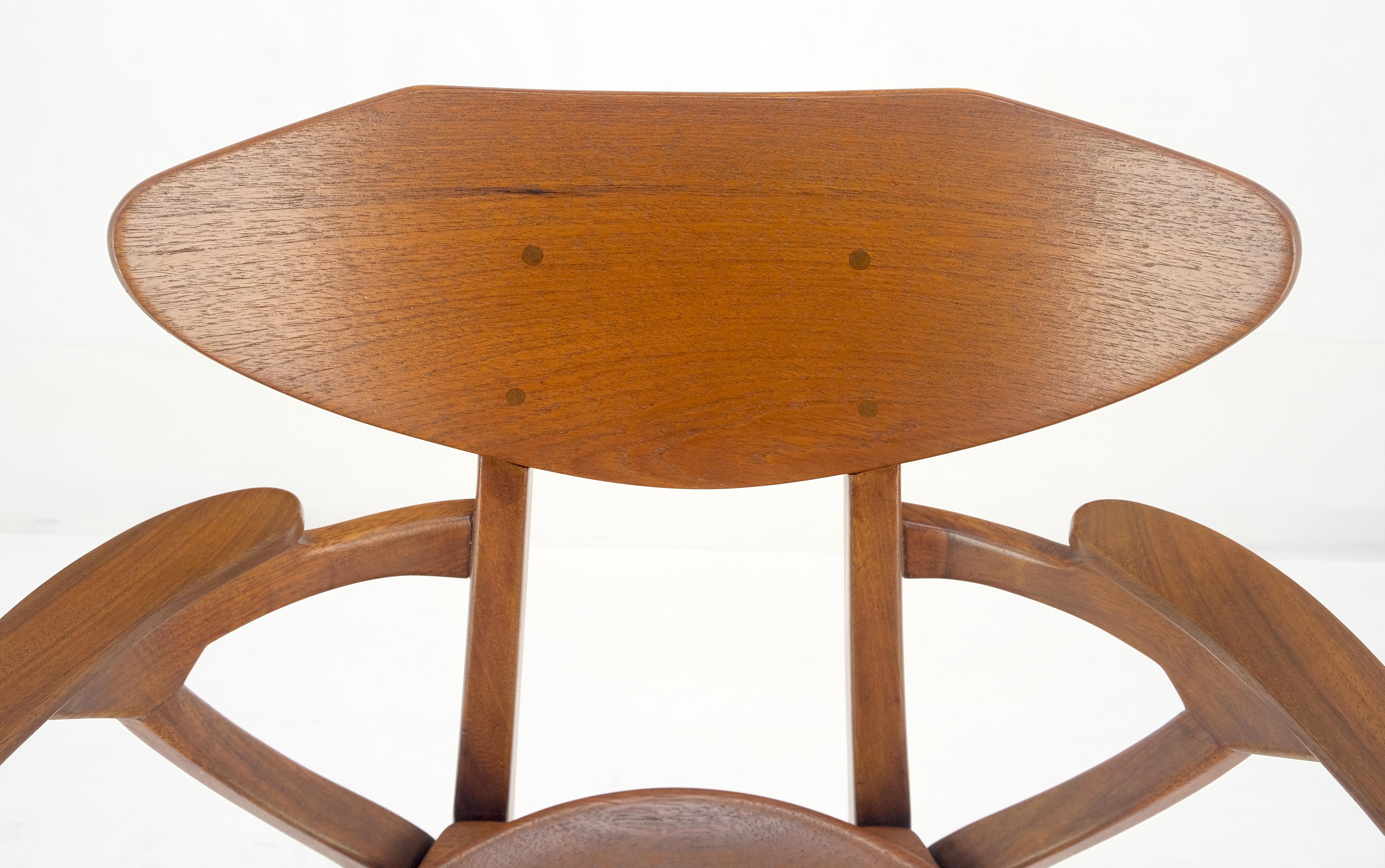 Silla escultórica danesa de mediados de siglo con brazos de nogal macizo y pesadamente tallada Danés en venta