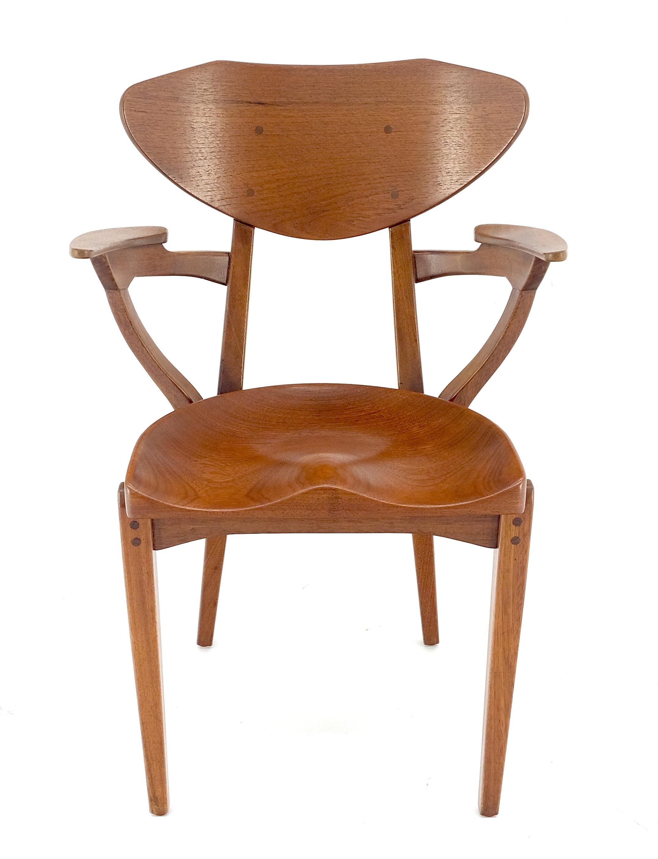 Silla escultórica danesa de mediados de siglo con brazos de nogal macizo y pesadamente tallada en Excelente estado para la venta en Rockaway, NJ
