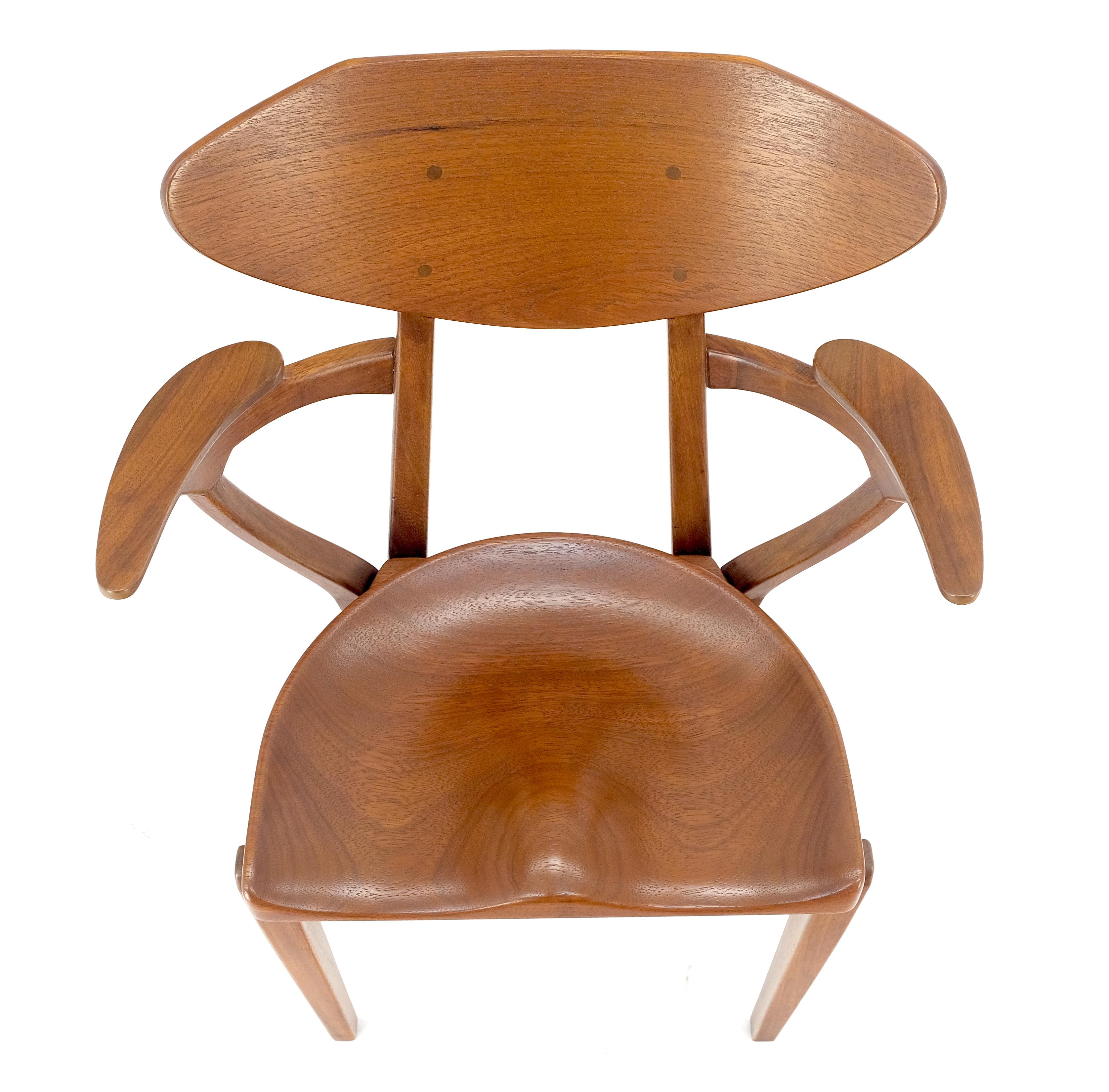 Silla escultórica danesa de mediados de siglo con brazos de nogal macizo y pesadamente tallada siglo XX en venta