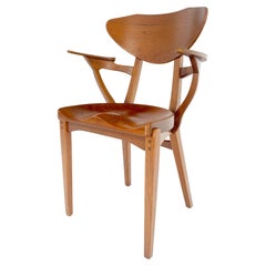 Chaise sculpturale danoise du milieu du siècle en noyer massif lourdement sculpté avec accoudoir