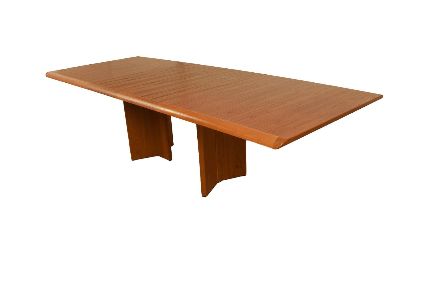 Danish Mid Century Henning Kjaernulf Expandable Dining Table  In Good Condition In Baltimore, MD