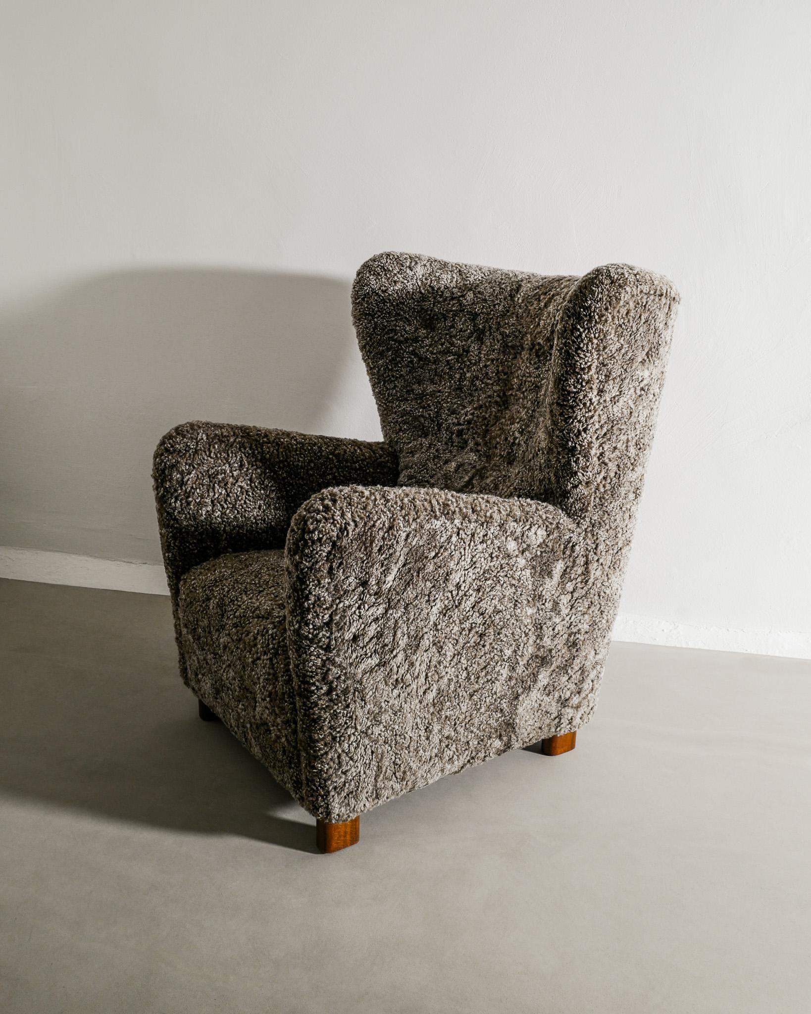 Scandinave moderne Fauteuil danois du milieu du siècle à dossier haut en peau de mouton grise produit, années 1940 en vente
