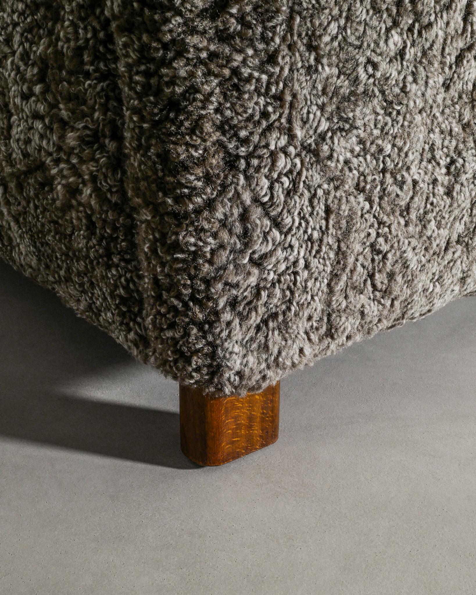 Danois Fauteuil danois du milieu du siècle à dossier haut en peau de mouton grise produit, années 1940 en vente