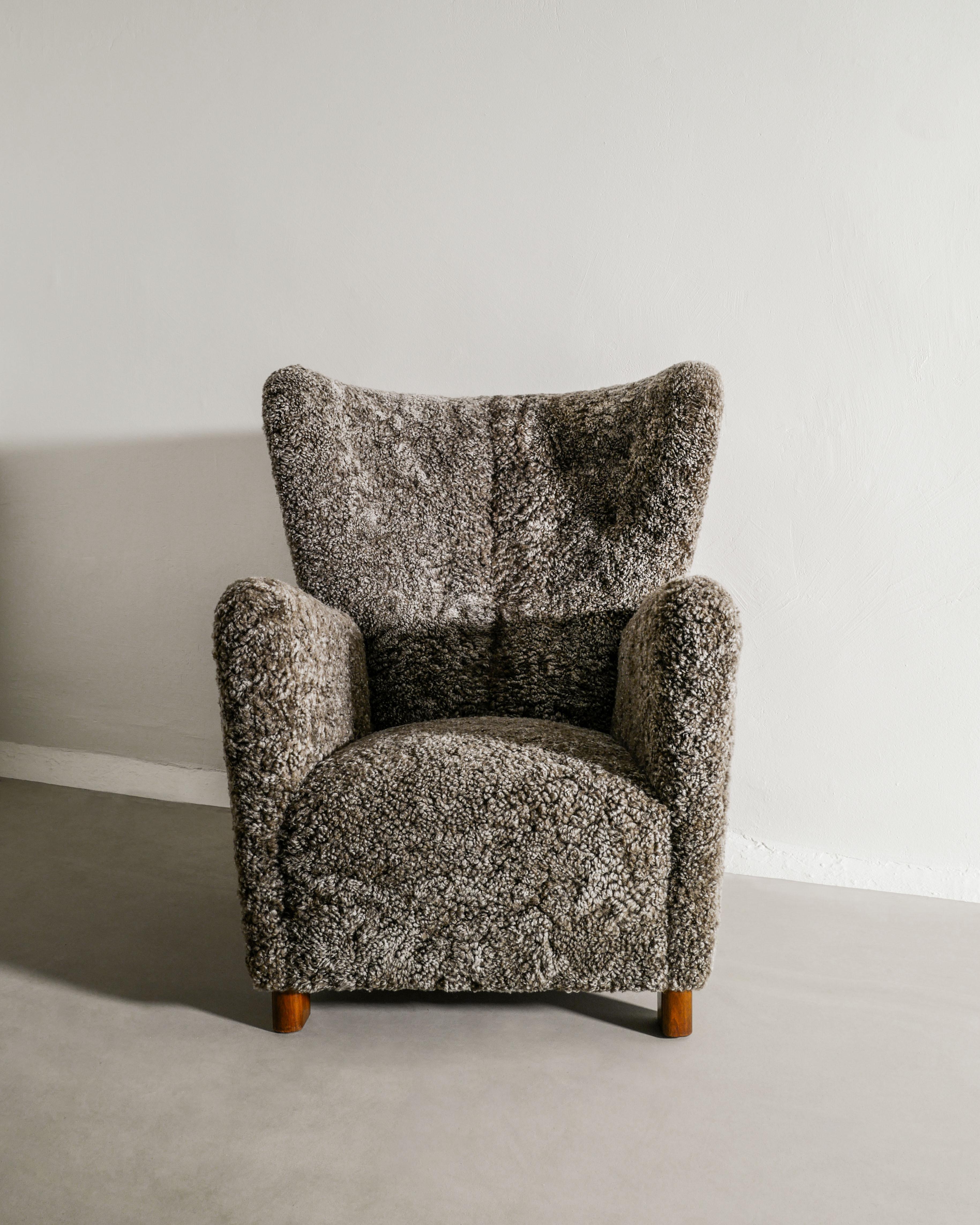 Fauteuil danois du milieu du siècle à dossier haut en peau de mouton grise produit, années 1940 Bon état - En vente à Stockholm, SE