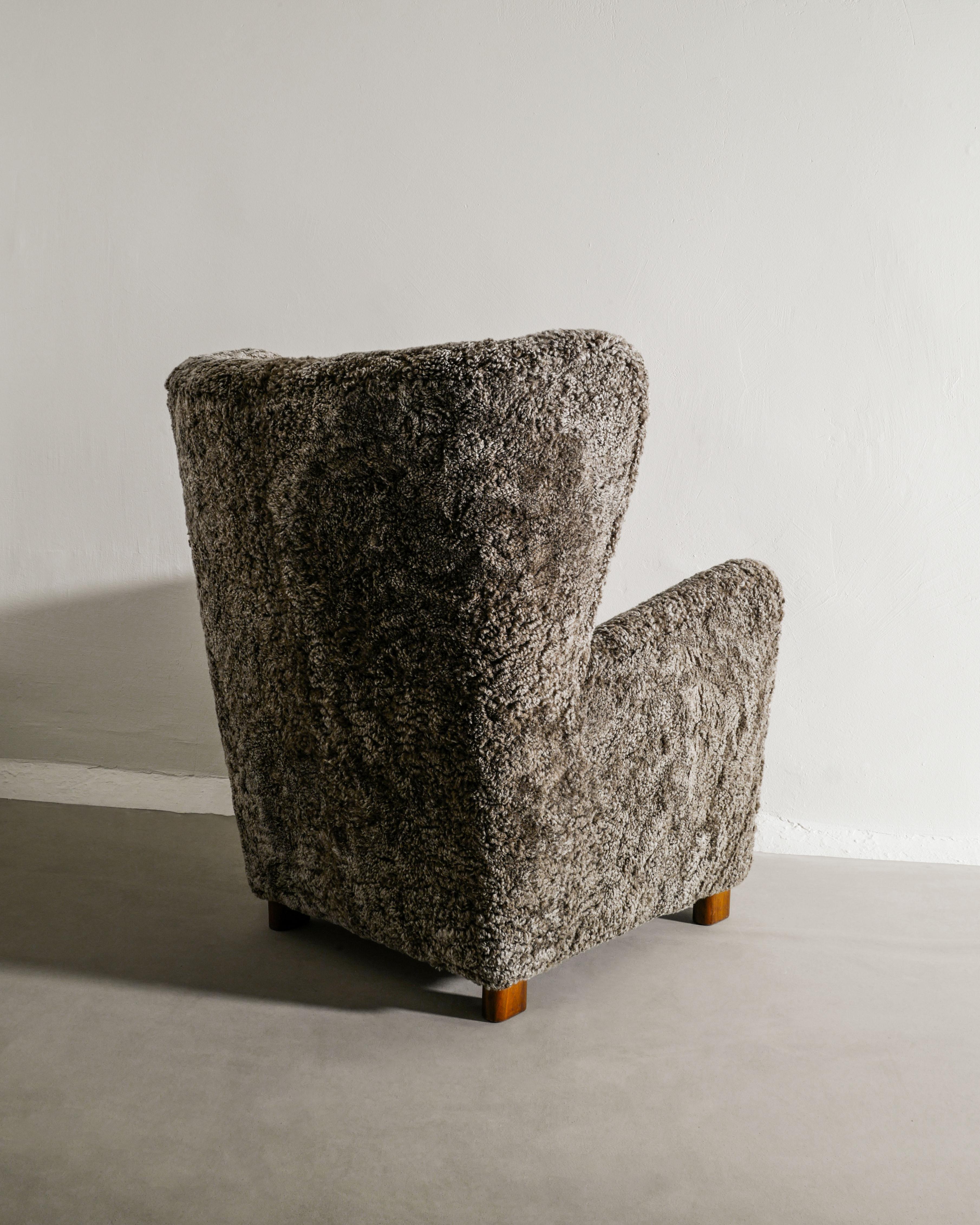 Milieu du XXe siècle Fauteuil danois du milieu du siècle à dossier haut en peau de mouton grise produit, années 1940 en vente