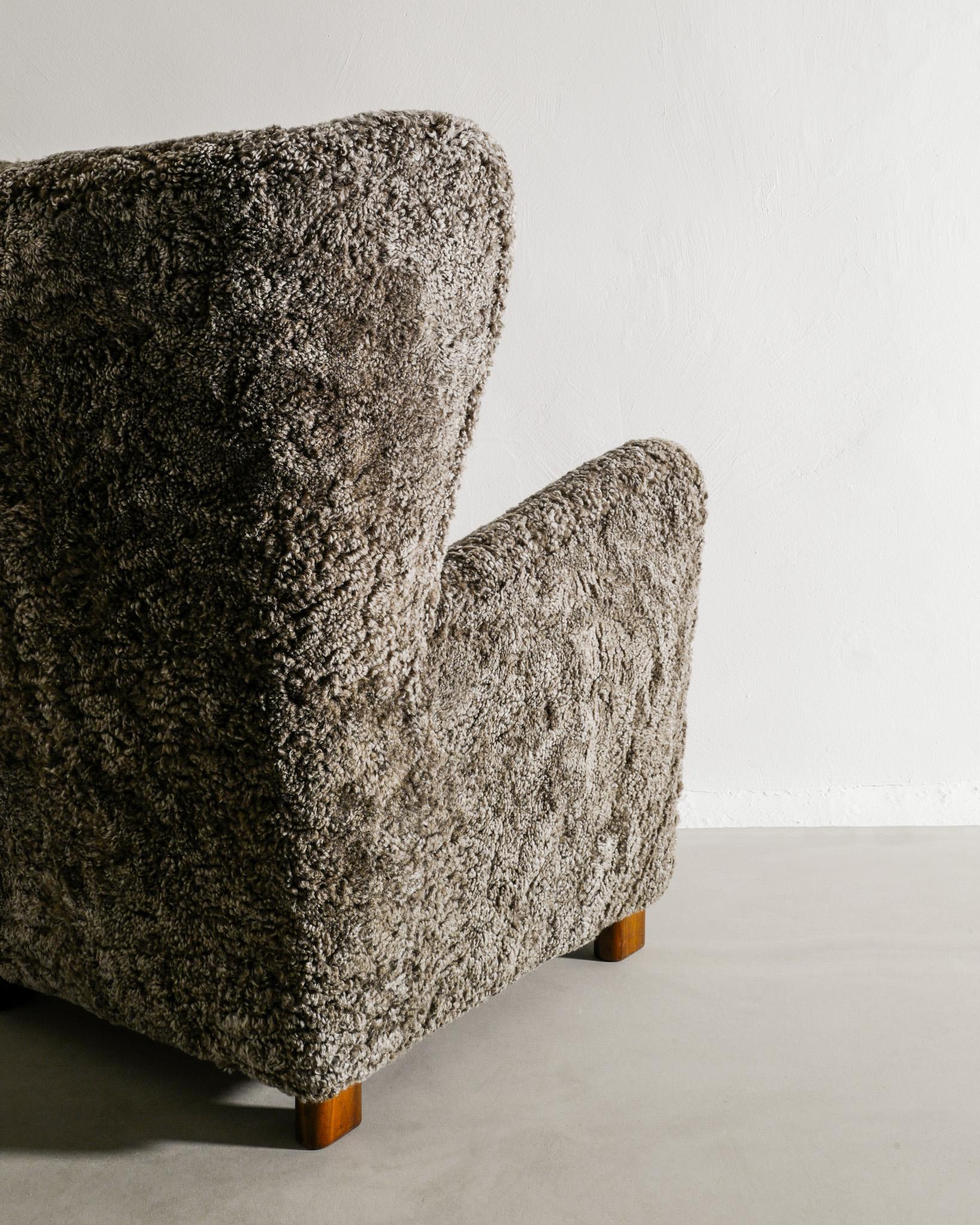 Cuir de mouton Fauteuil danois du milieu du siècle à dossier haut en peau de mouton grise produit, années 1940 en vente