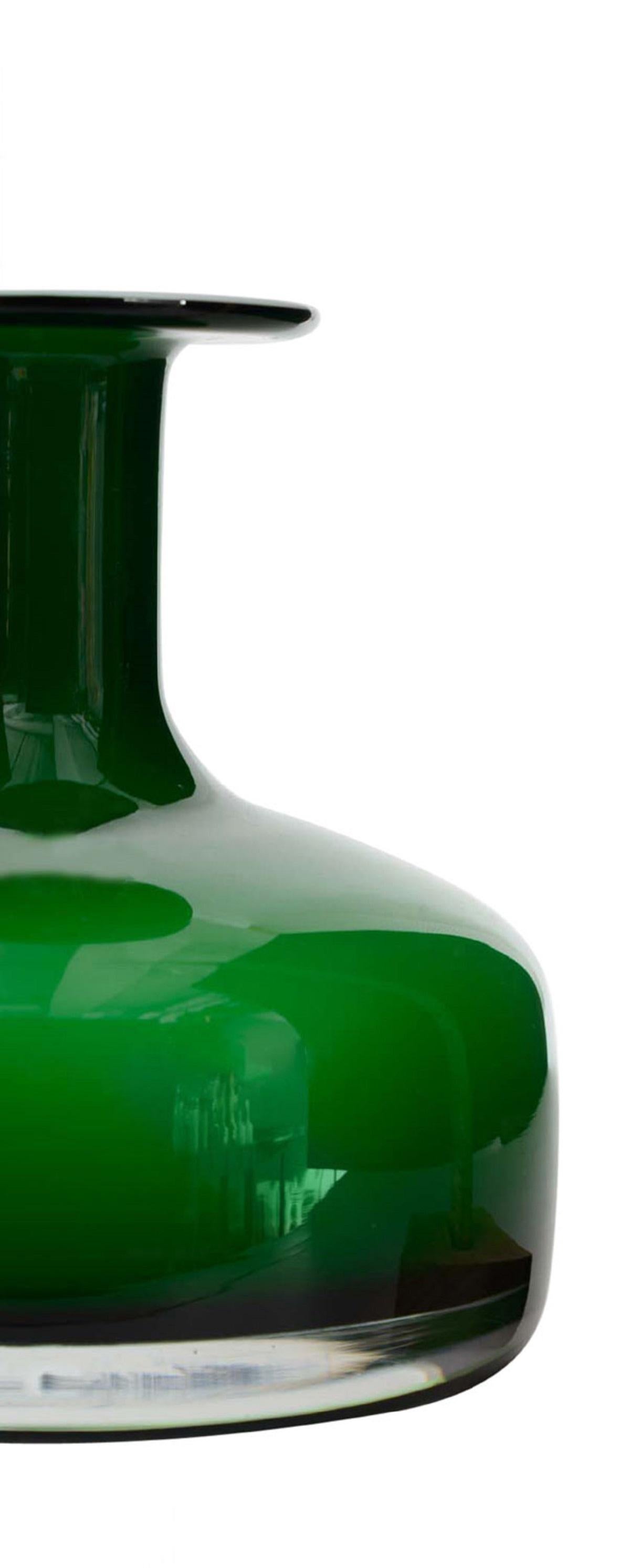 Vase à bourgeons scandinave danois du milieu du siècle en verre à étui vert et blanc avec une base large sous un col cylindrique et un large bord plat (att : Holmegaard)