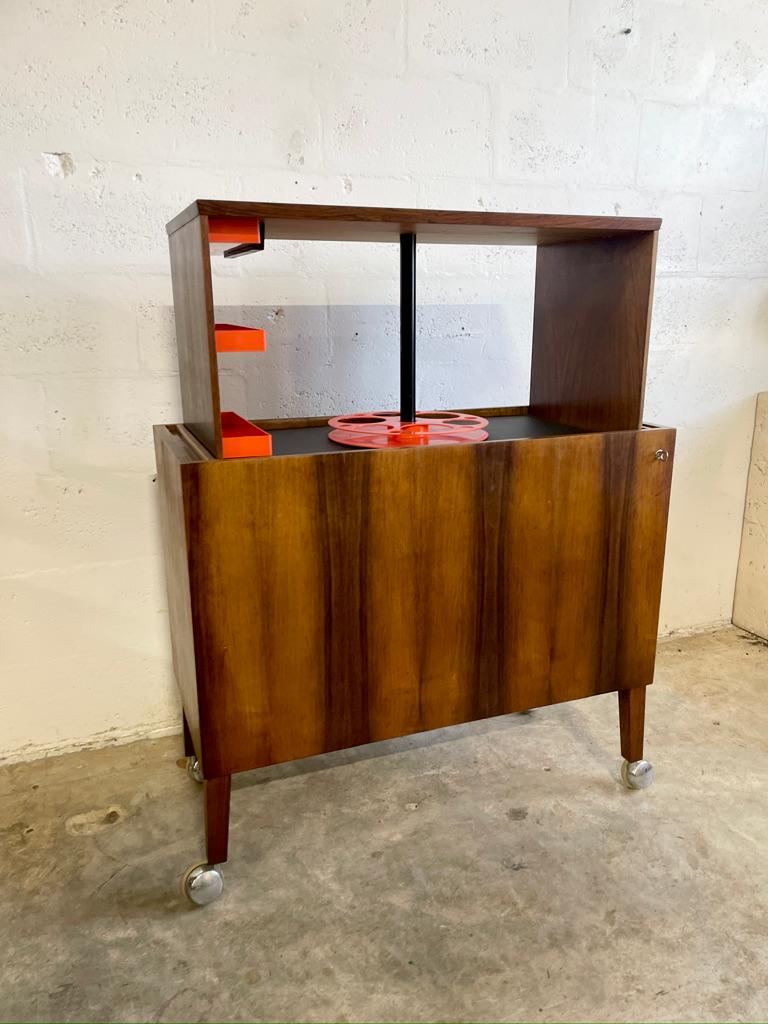 Raro carrello da bar in legno di palissandro di Kai Kristiansen. Girando la chiave, l'impianto idraulico entra in funzione. Per prima cosa gira la chiave leggermente a destra, spingi verso il basso la parte superiore, e la barra  si aprirà