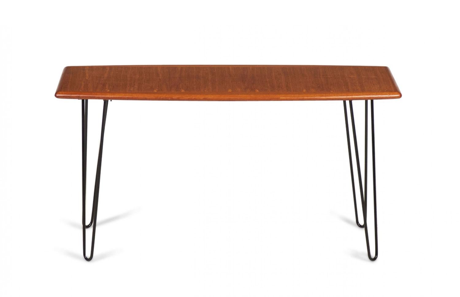 Table basse rectangulaire danoise du milieu du siècle en teck sur 4 pieds en épingle à cheveux en fer