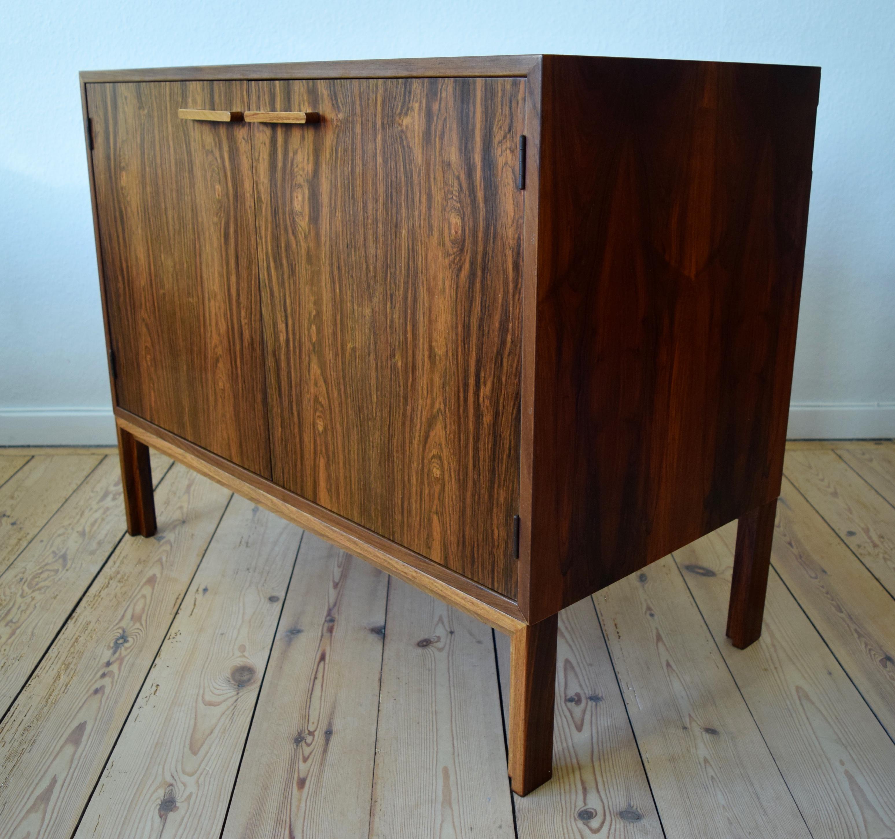 Danish Midcentury Kai Kristiansen Rosewood Bar Cabinet, 1960s (Moderne der Mitte des Jahrhunderts) im Angebot