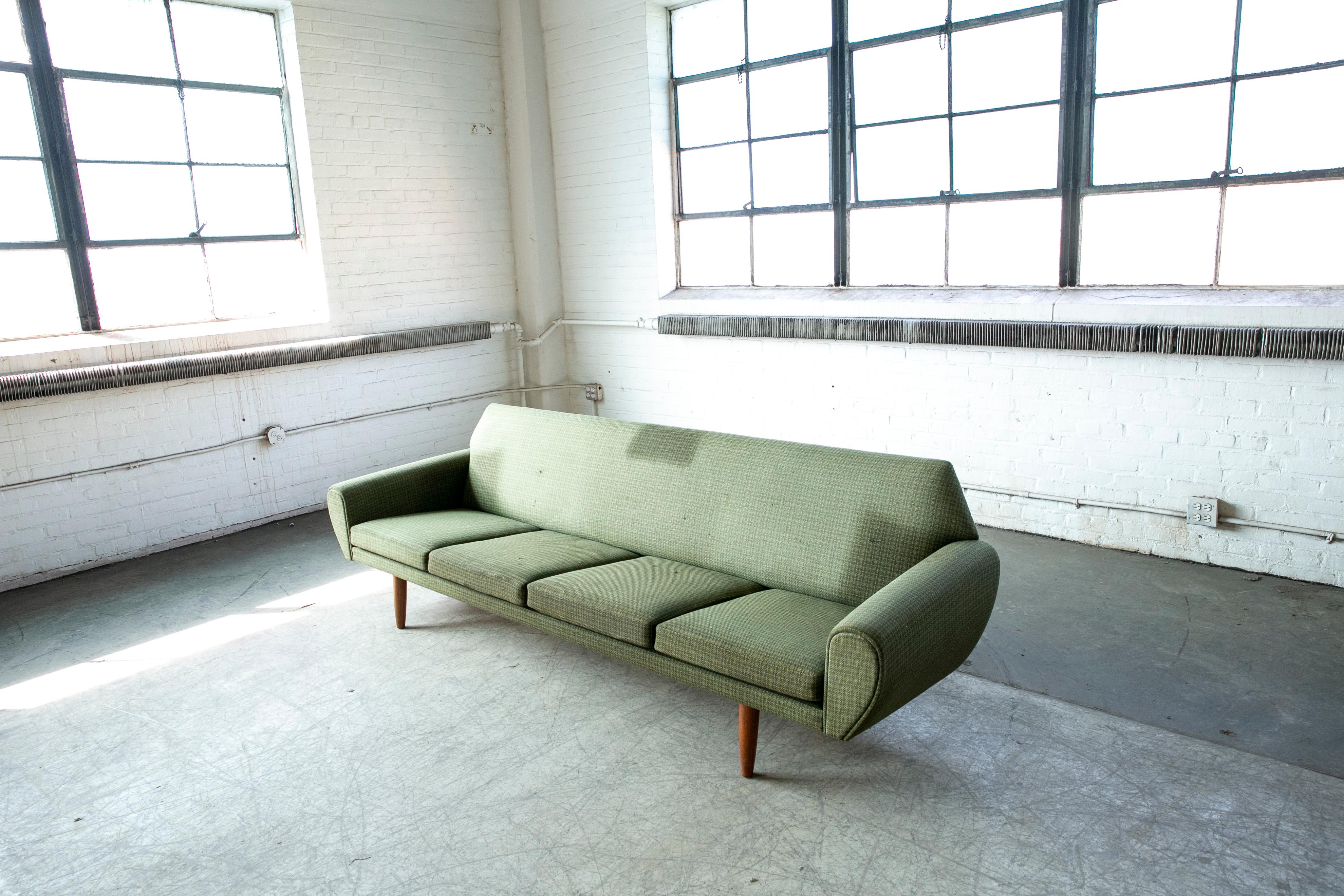 Erstaunlich Sofa schlanken organischen Design-Linien und nur der Inbegriff der besten der dänischen Designer der 1960er Jahre zu bieten hatte. Einige dieser fantastischen Entwürfe waren in vielerlei Hinsicht das letzte Hurra auf die dänische