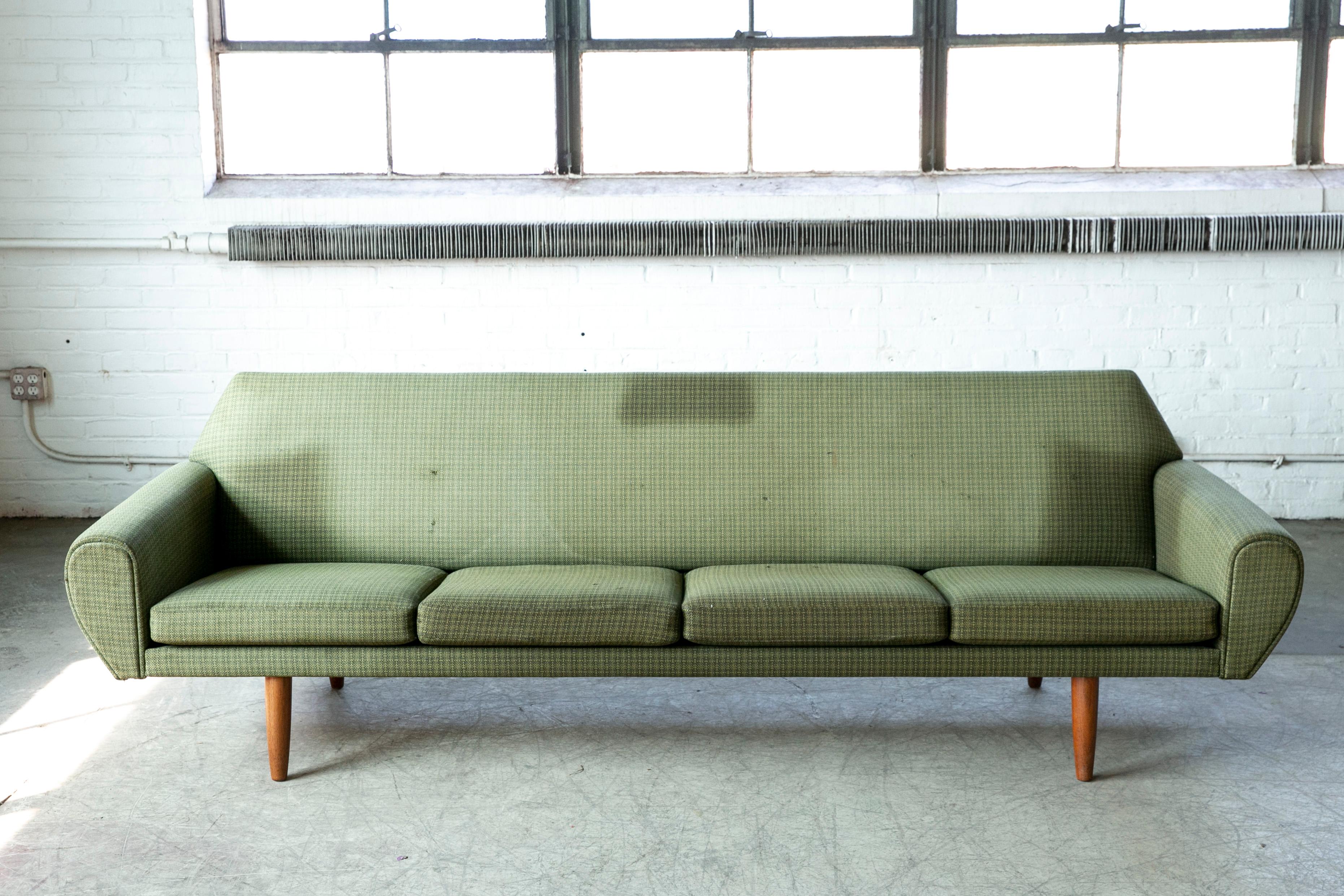 Dänisches Mid-Century-Sofa, Kurt Stervig zugeschrieben, großes dänisches Viersitzer-Sofa, 1960er Jahre (Wolle) im Angebot