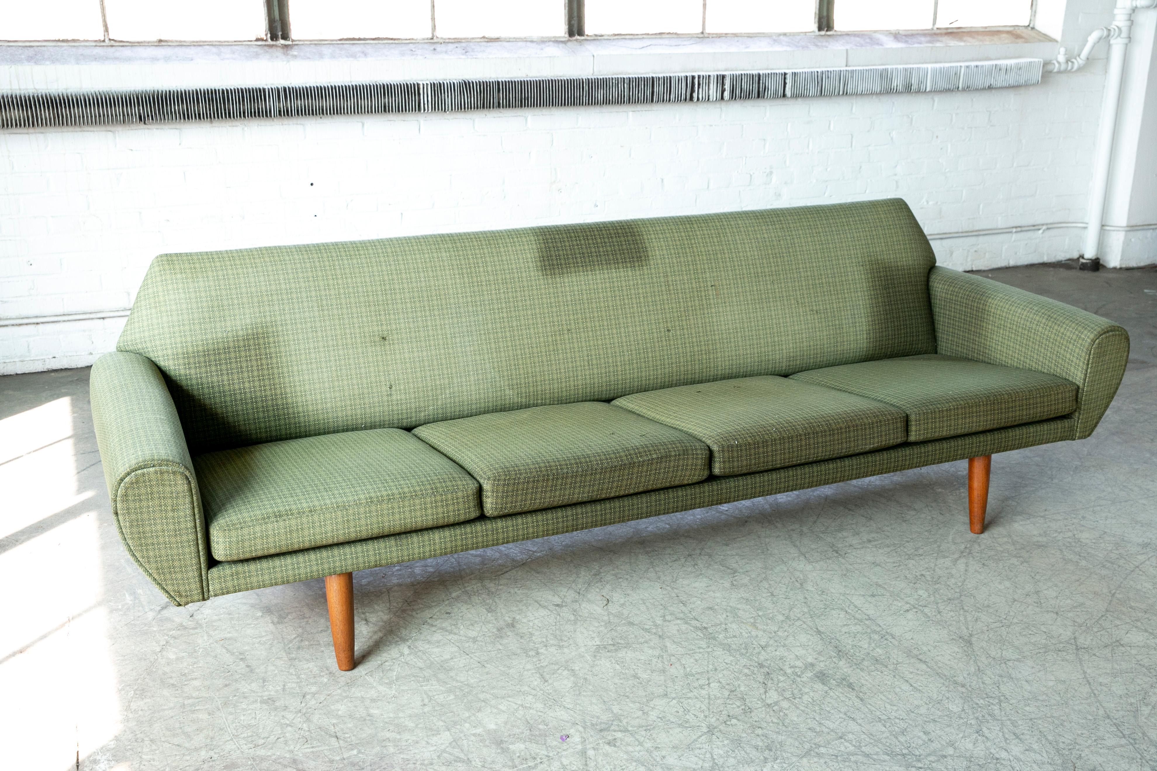 Dänisches Mid-Century-Sofa, Kurt Stervig zugeschrieben, großes dänisches Viersitzer-Sofa, 1960er Jahre im Angebot 1