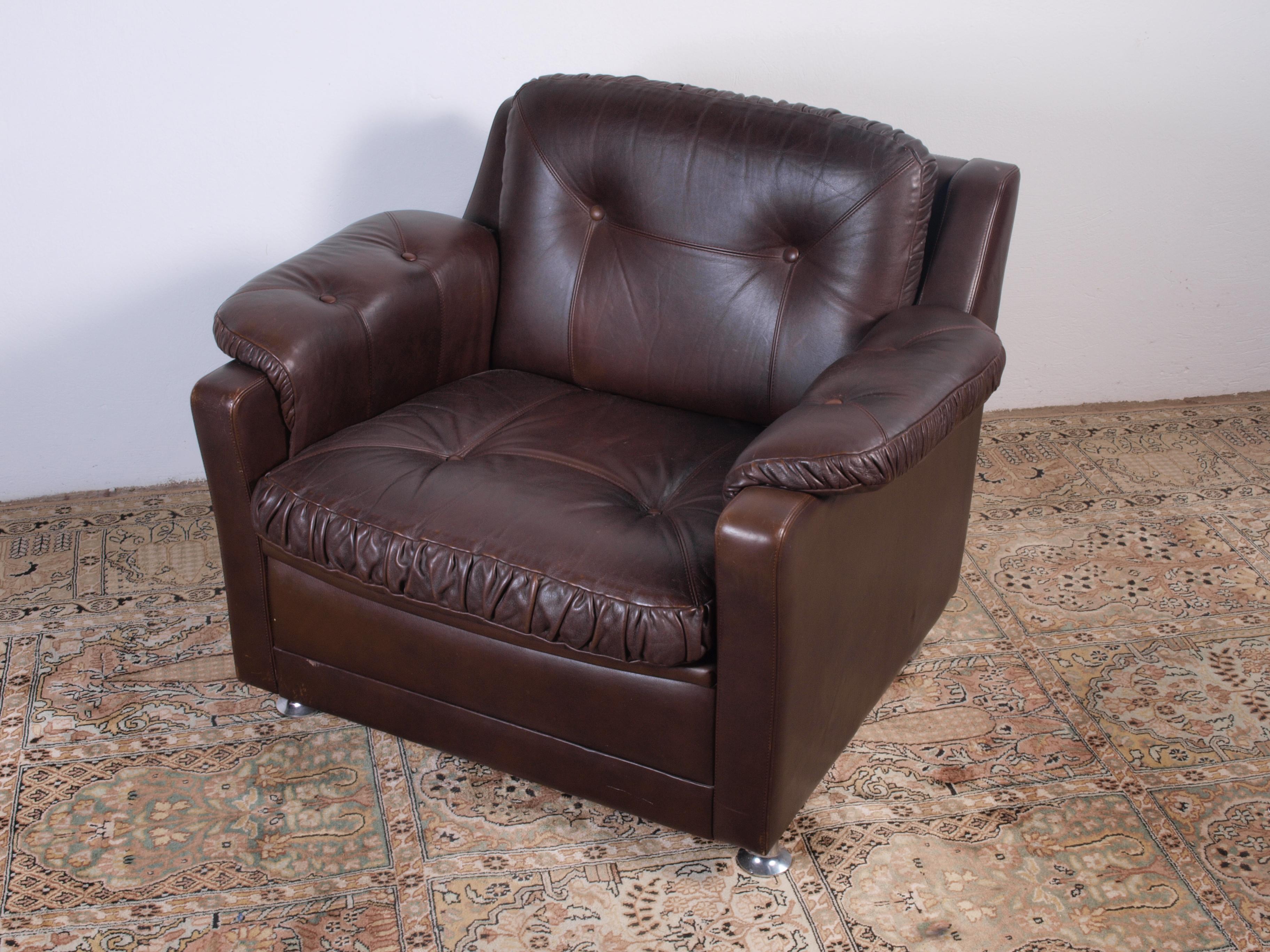 Beautiful leather lounge chair from a danish designer and manufactor in the 1970s. Pair it up with your other furnitures from Bauhaus, art deco or a modern italian 1980s style. This chair is very comfortable and soft.

It has wheels on the back to