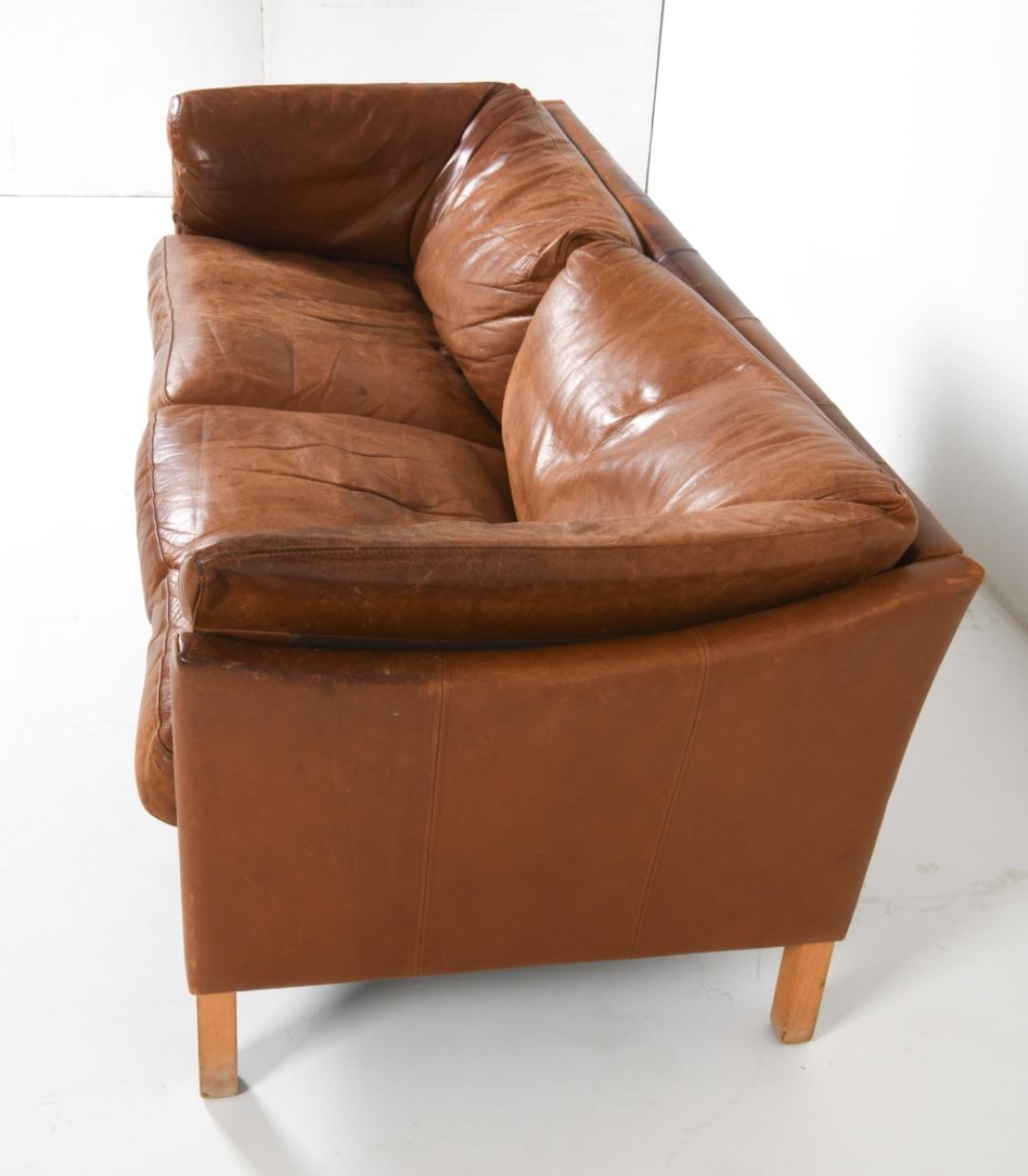 Danois Canapé en cuir danois du milieu du siècle par Mogens Hansen Circa 1970's en vente