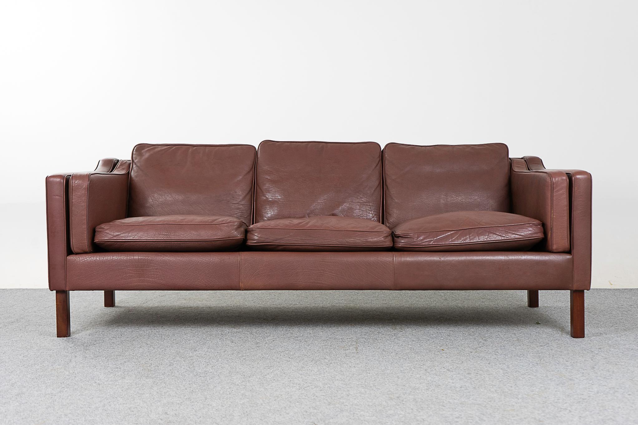 Canapé danois en cuir, circa 1960. Le cuir marron original est doux et souple tout en étant durable pour garantir des années d'utilisation et de plaisir. Un design moderne et épuré qui s'adapte à tous les décors.

Veuillez vous renseigner sur les