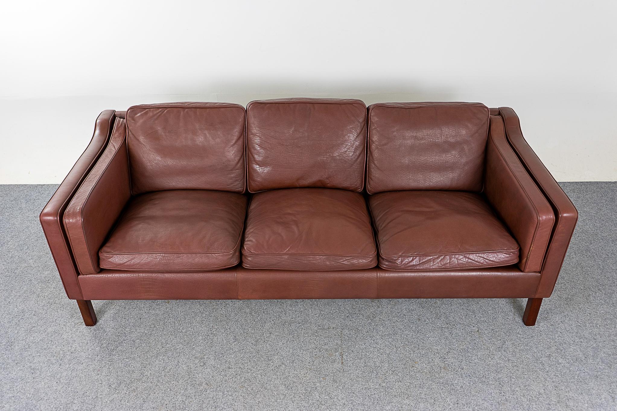 Canapé en cuir danois du milieu du siècle Bon état - En vente à VANCOUVER, CA