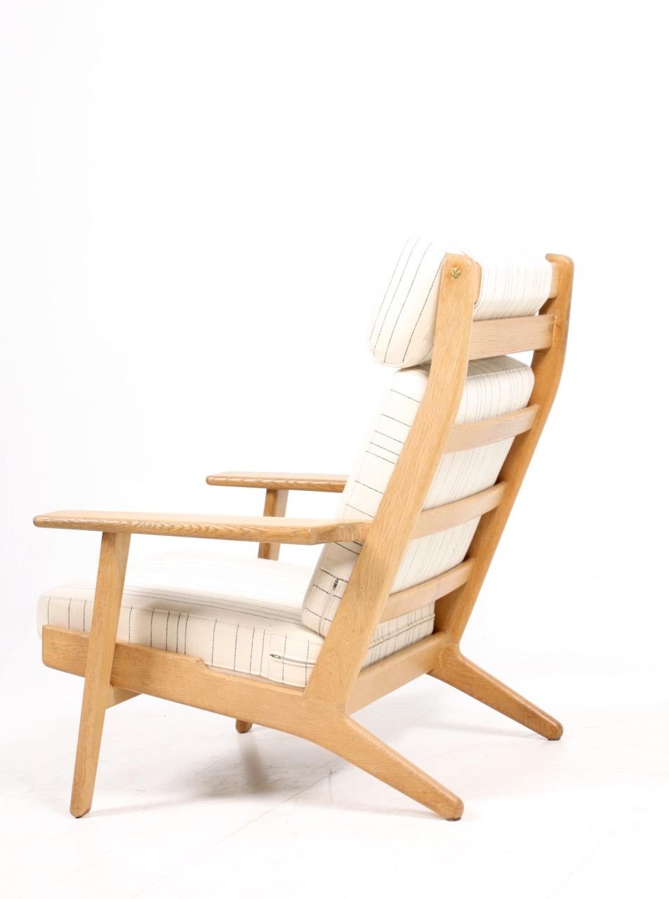 Mid-20th Century Danish Midcentury Lounge Chair in Oak by Hans J. Wegner