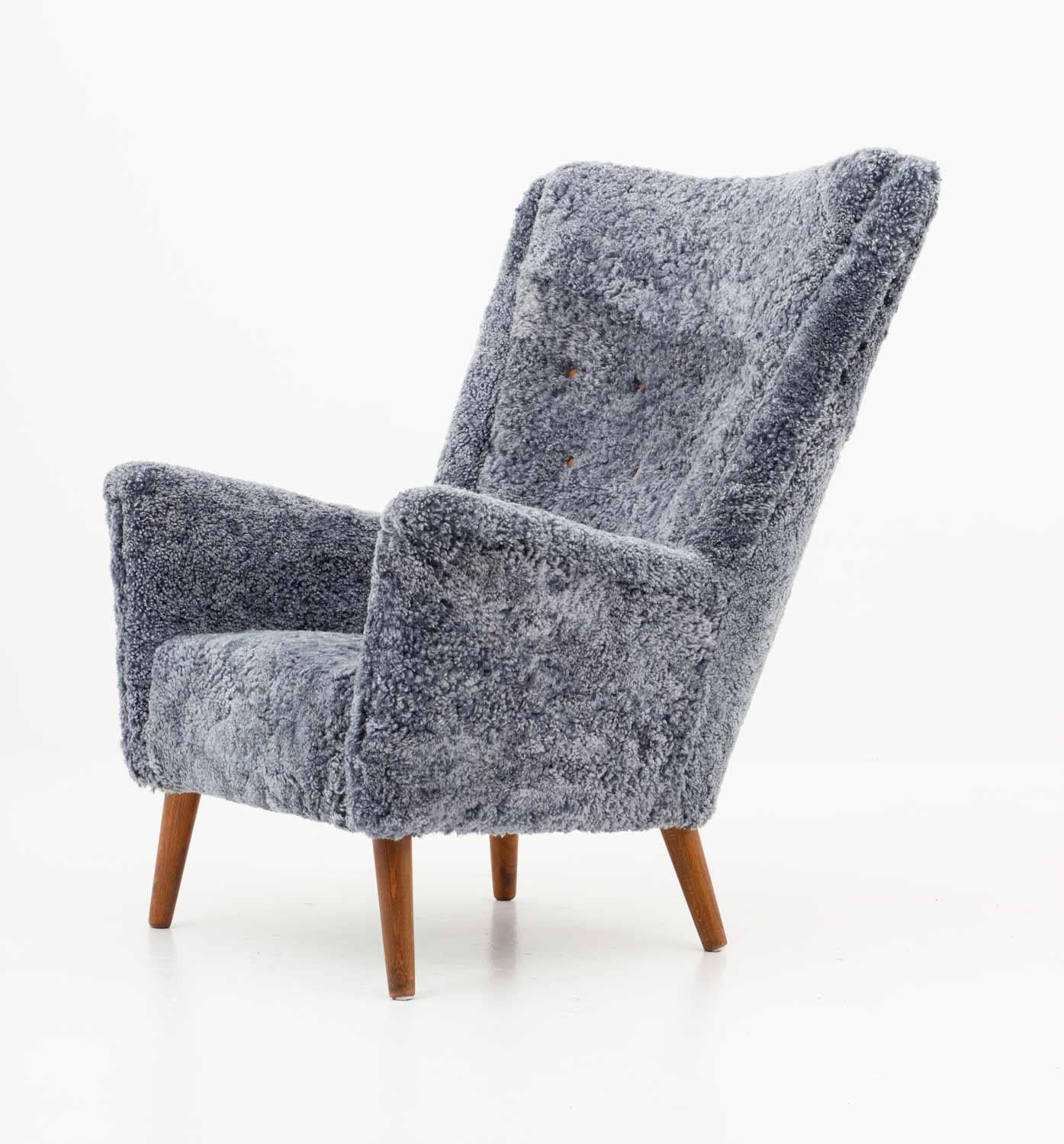 High back Scandinavian midcentury chair by unknown Danish manufacturer.
This majestic square-shaped chair looks great from any angle and, on top of that, is as comfortable as it looks. It was built with a high sence of quality and reminds a lot of