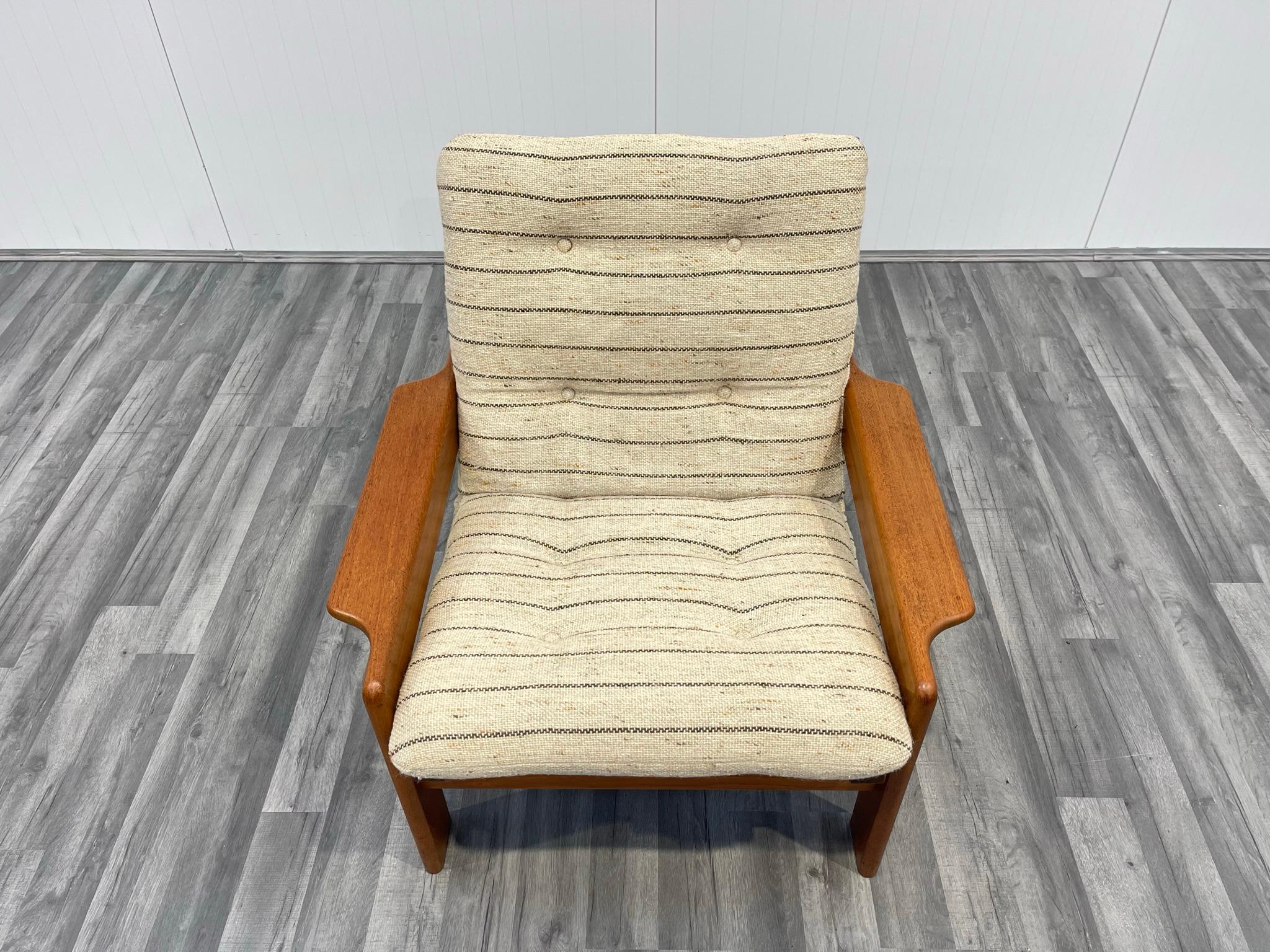 Danish Mid Century Lounge Chair in Teak with Oatmeal Fabric In Good Condition In Kilmarnock, GB