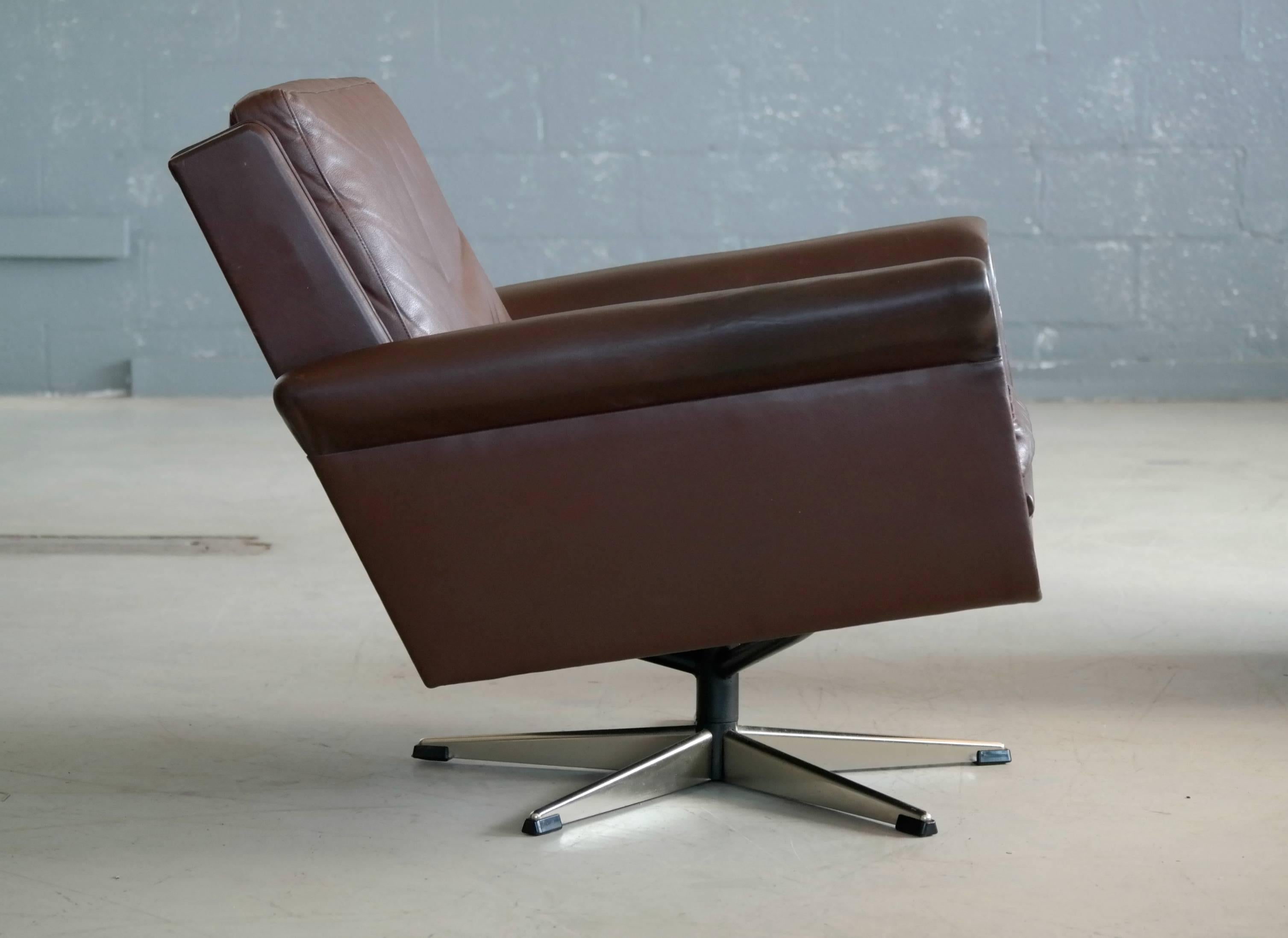 Scandinavian Modern Danish Midcentury Low Back Swivel Lounge Chair in Leather by Georg Thams