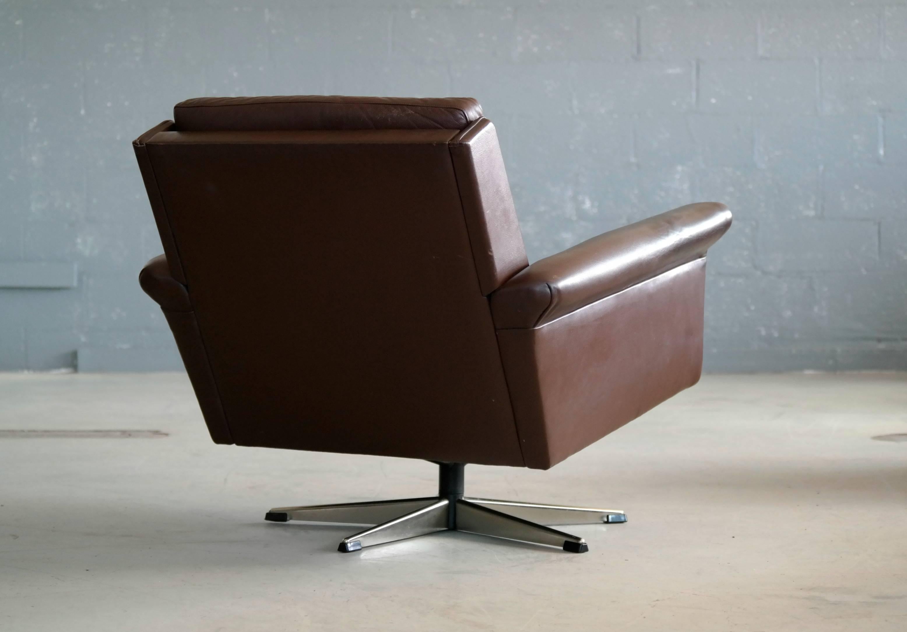 Mid-20th Century Danish Midcentury Low Back Swivel Lounge Chair in Leather by Georg Thams
