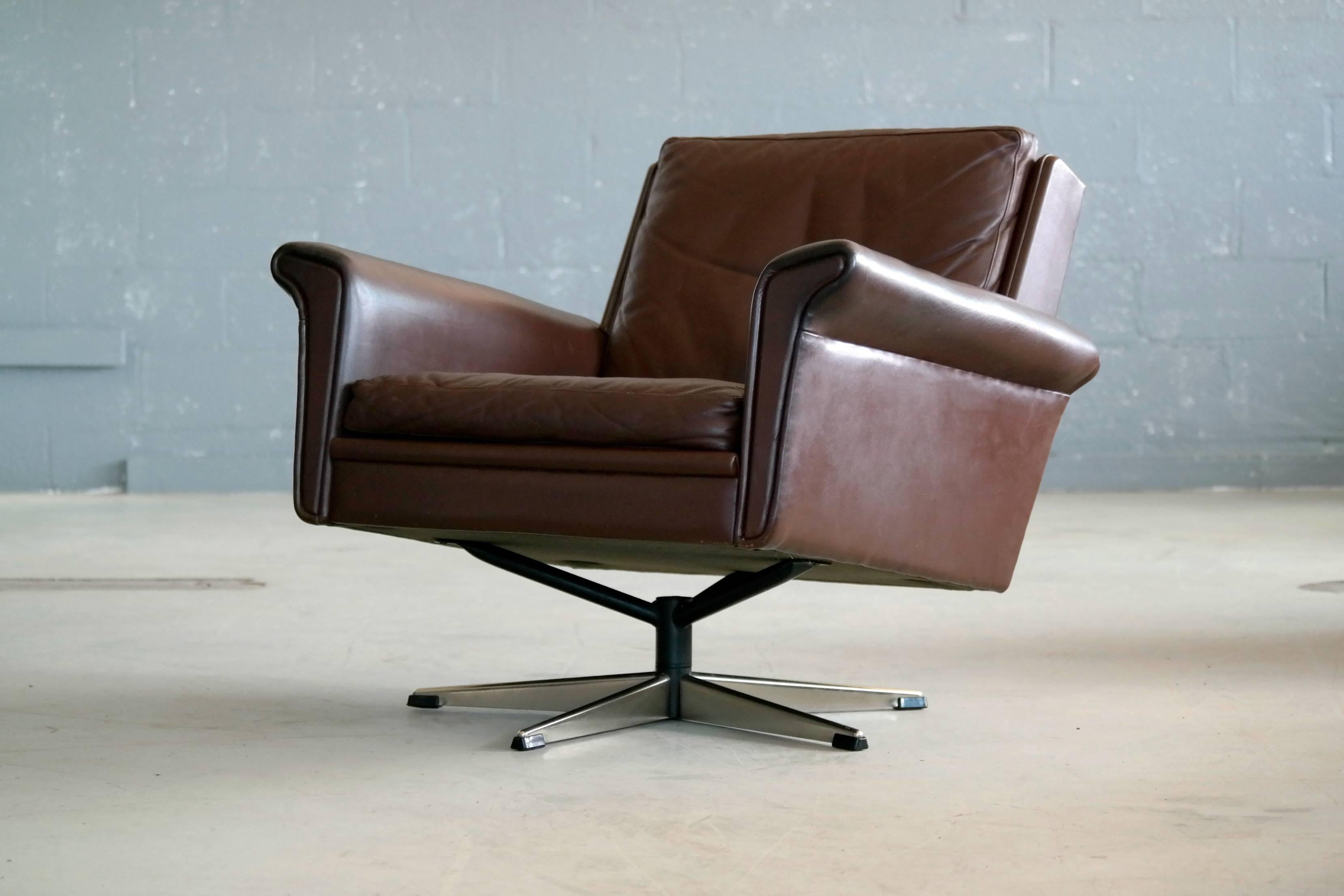 Danish Midcentury Low Back Swivel Lounge Chair in Leather by Georg Thams 1