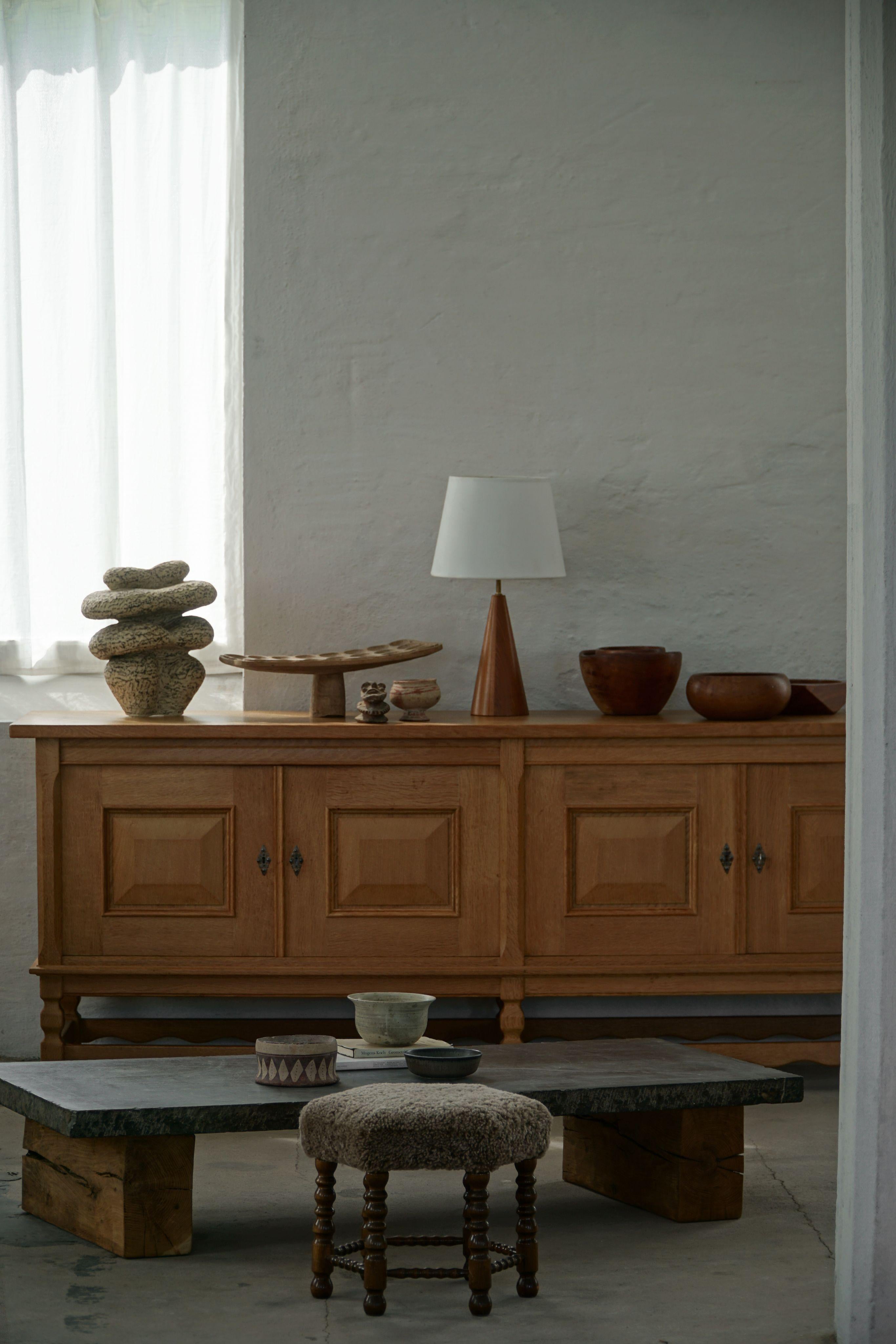 Danish Mid Century Low Brutalist Sideboard in Oak, By Henning Kjærnulf, 1960s en vente 3