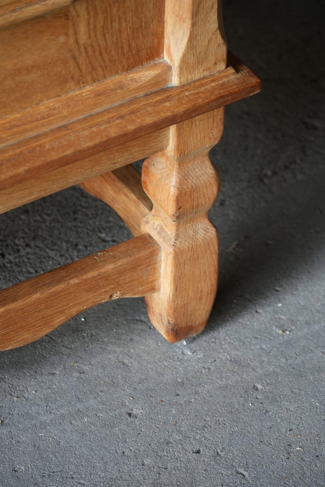 Buffet bas brutaliste danois du milieu du siècle en Oak, par Henning Kjærnulf, années 1960 en vente 3