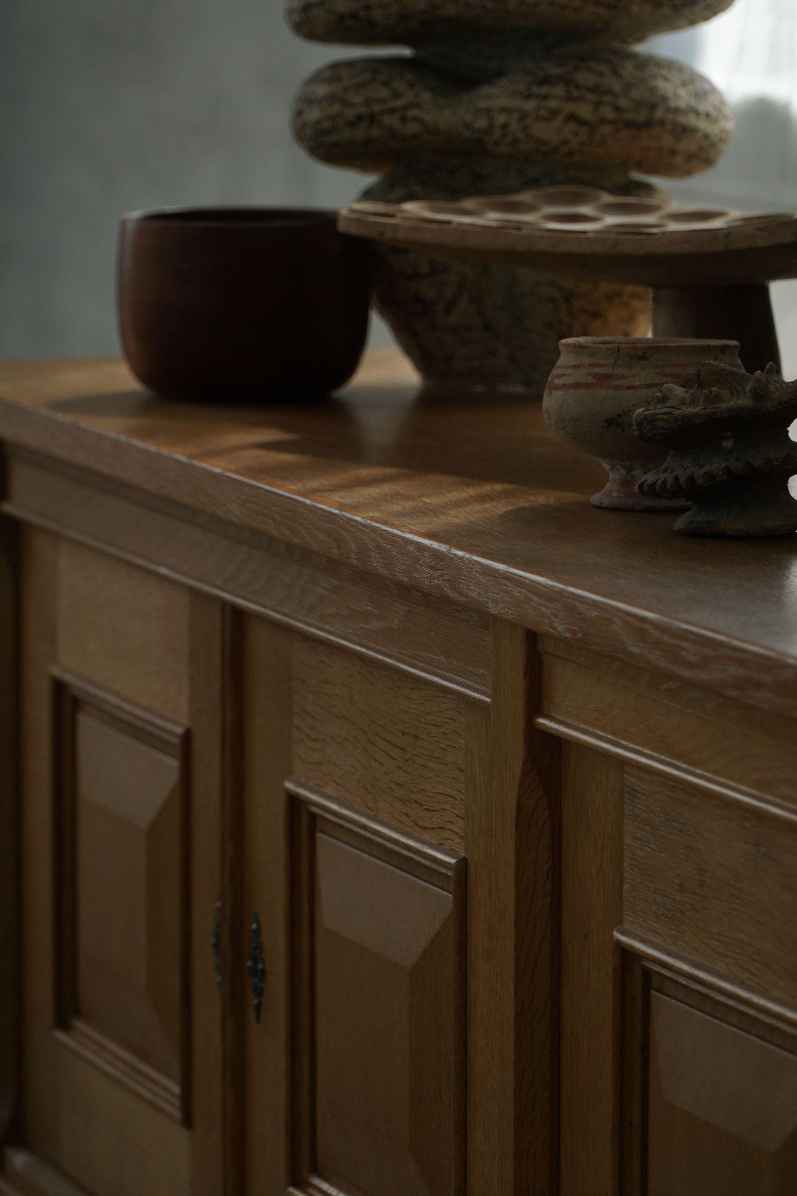 Danish Mid Century Low Brutalist Sideboard in Oak, By Henning Kjærnulf, 1960s en vente 4