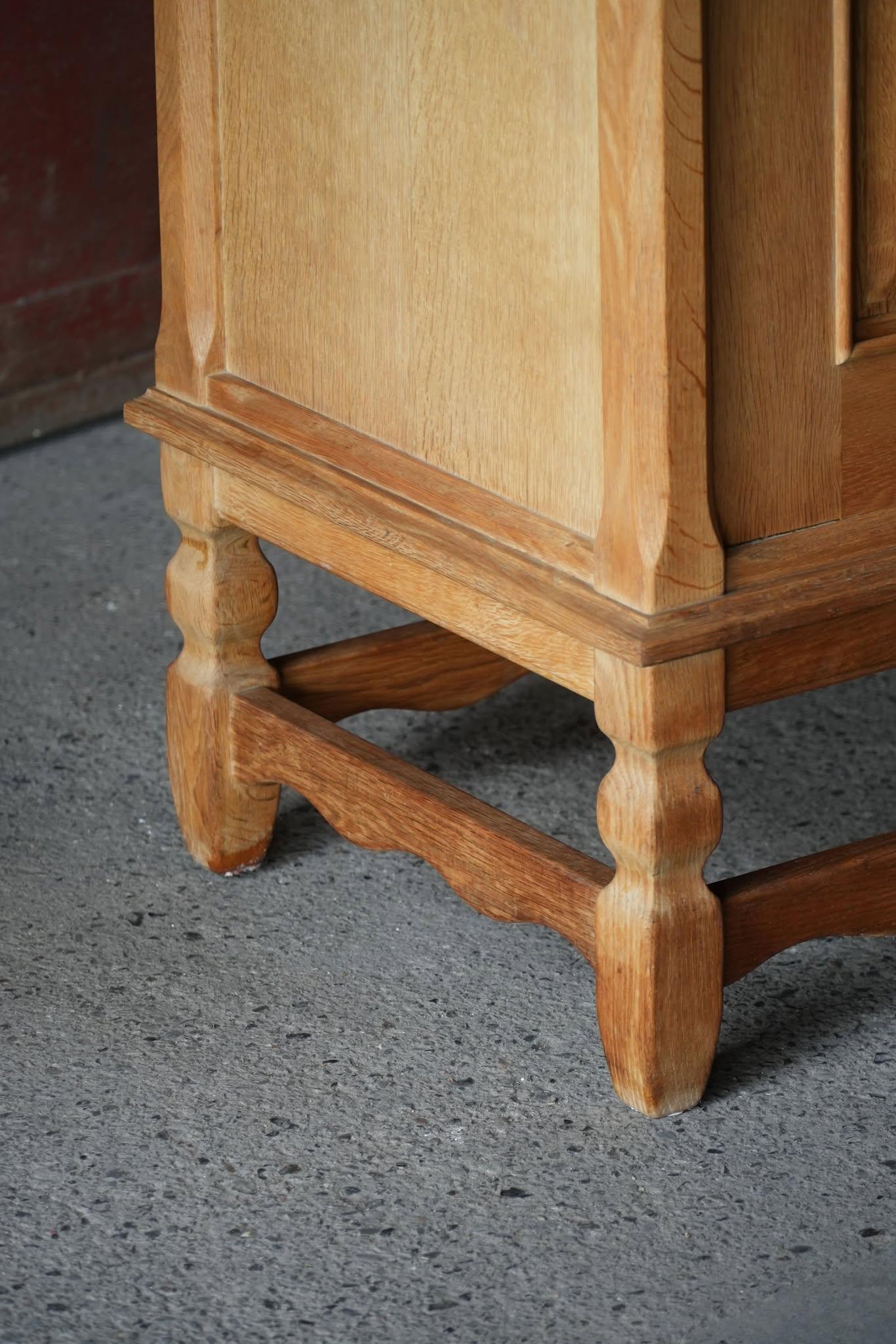 Buffet bas brutaliste danois du milieu du siècle en Oak, par Henning Kjærnulf, années 1960 en vente 4