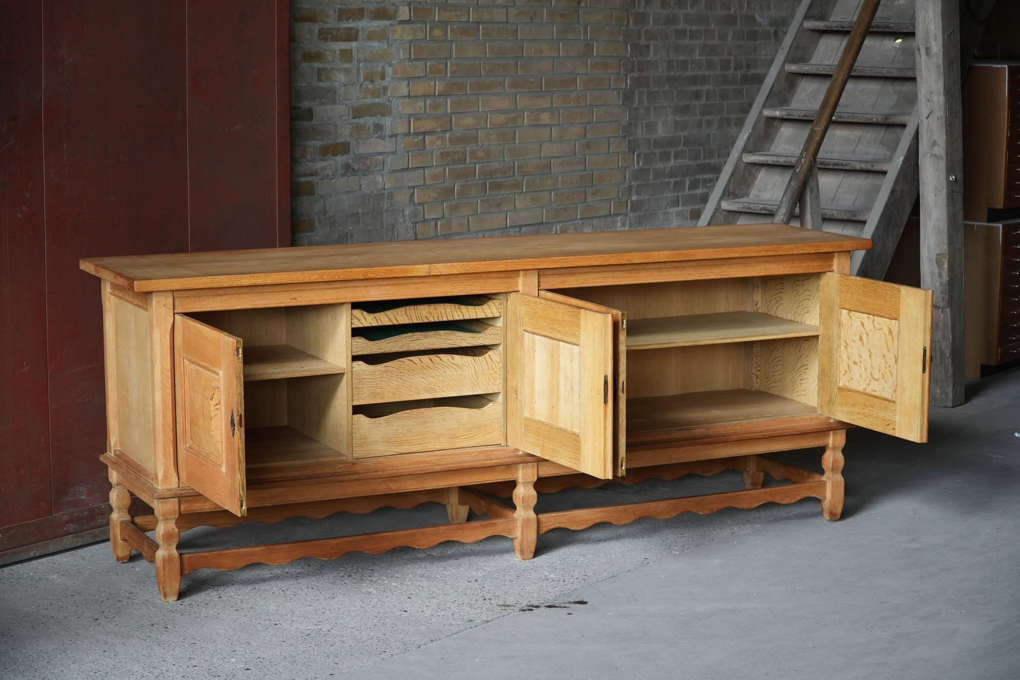 Buffet bas brutaliste danois du milieu du siècle en Oak, par Henning Kjærnulf, années 1960 en vente 5