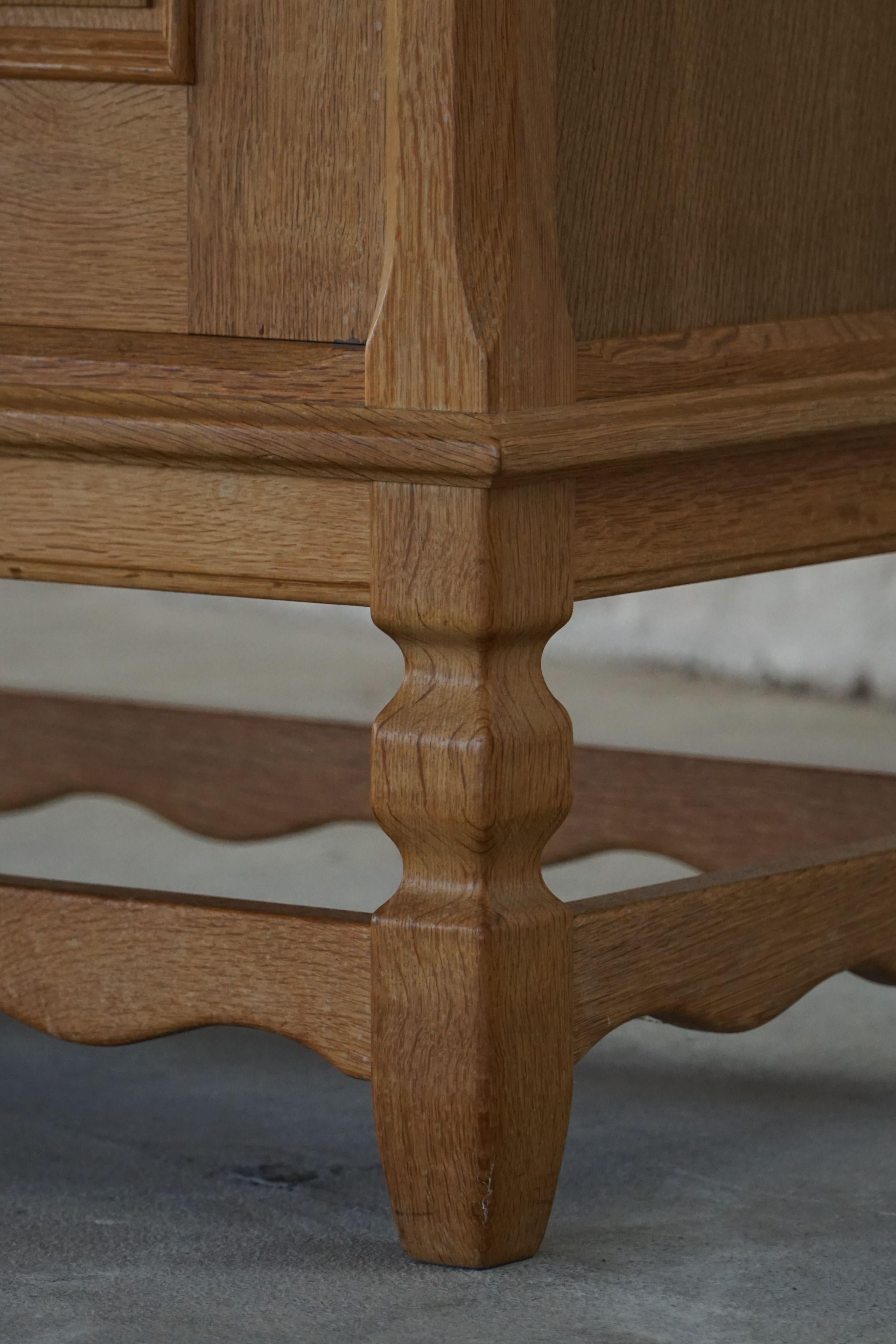 Danish Mid Century Low Brutalist Sideboard in Oak, By Henning Kjærnulf, 1960s en vente 6