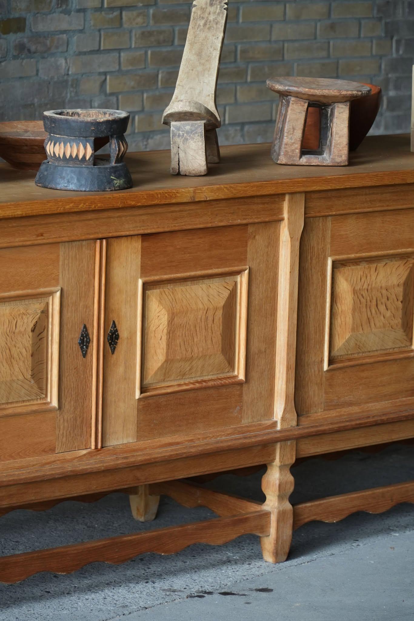 Buffet bas brutaliste danois du milieu du siècle en Oak, par Henning Kjærnulf, années 1960 en vente 6