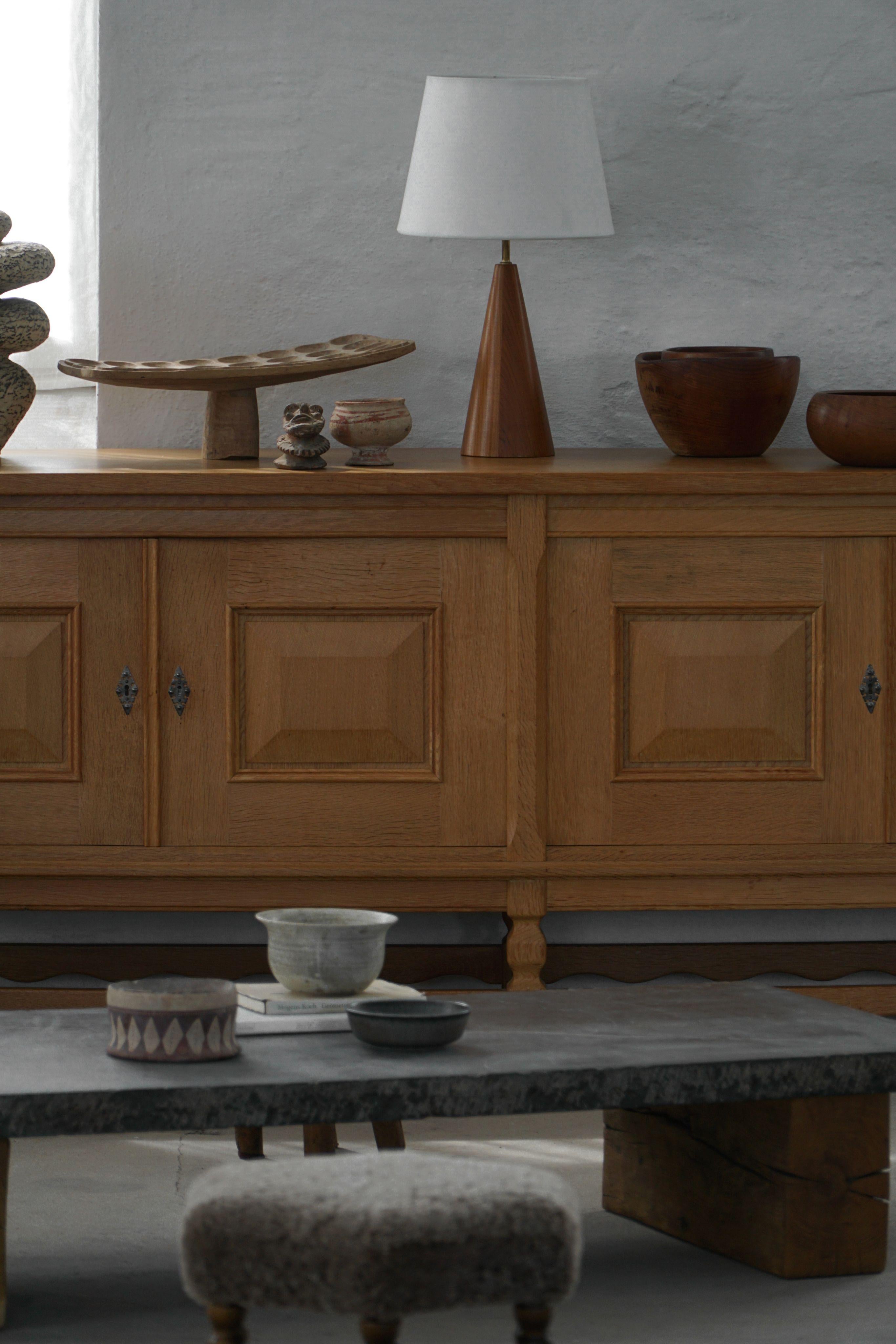 Danish Mid Century Low Brutalist Sideboard in Oak, By Henning Kjærnulf, 1960s en vente 7