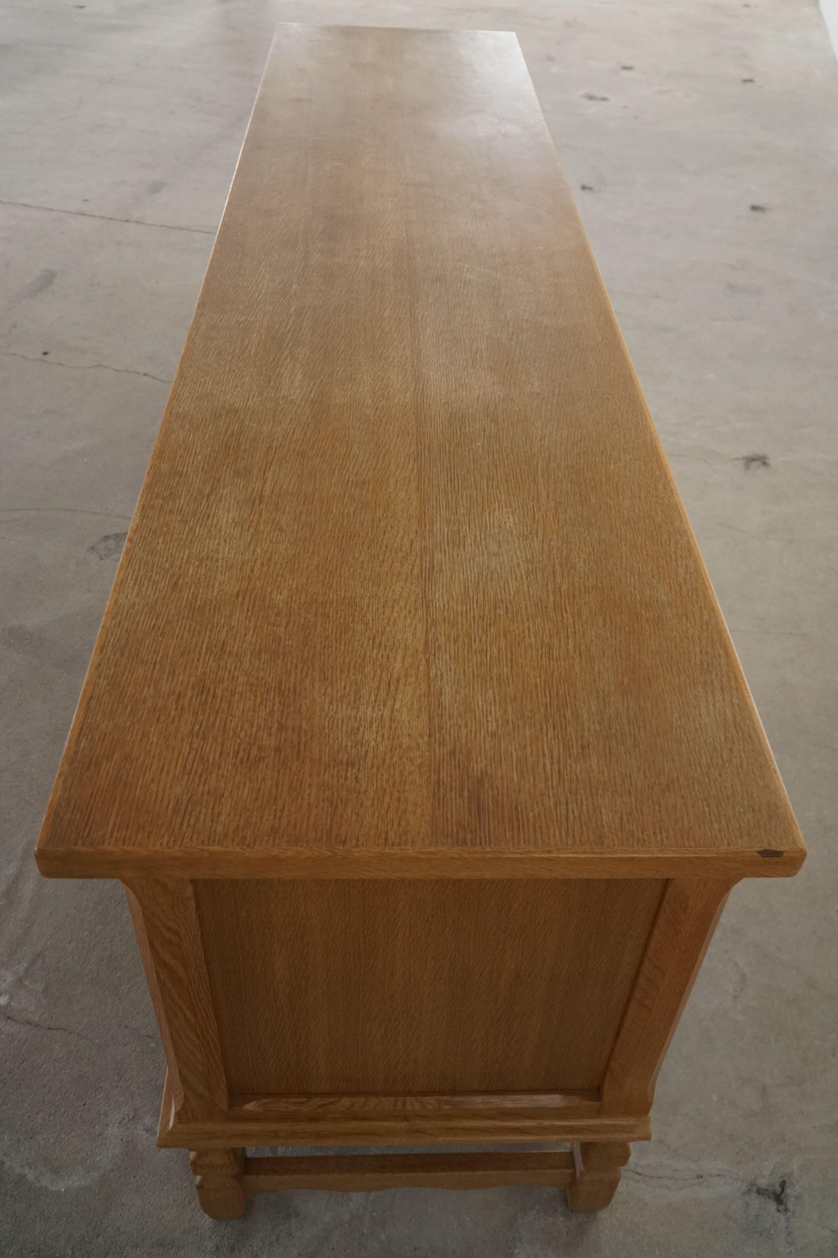 Danish Mid Century Low Brutalist Sideboard in Oak, By Henning Kjærnulf, 1960s en vente 8