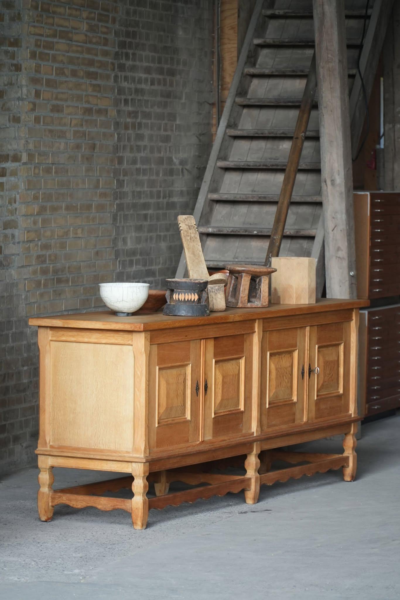 Buffet bas brutaliste danois du milieu du siècle en Oak, par Henning Kjærnulf, années 1960 en vente 8