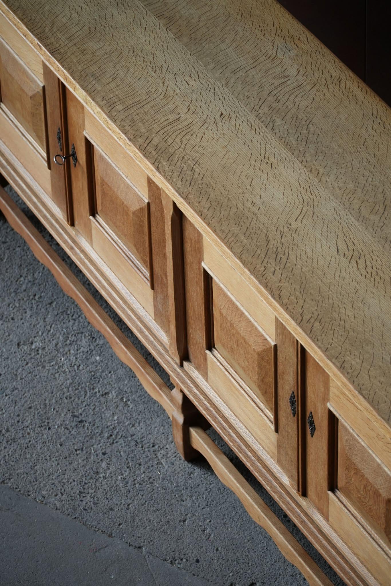 Buffet bas brutaliste danois du milieu du siècle en Oak, par Henning Kjærnulf, années 1960 en vente 9