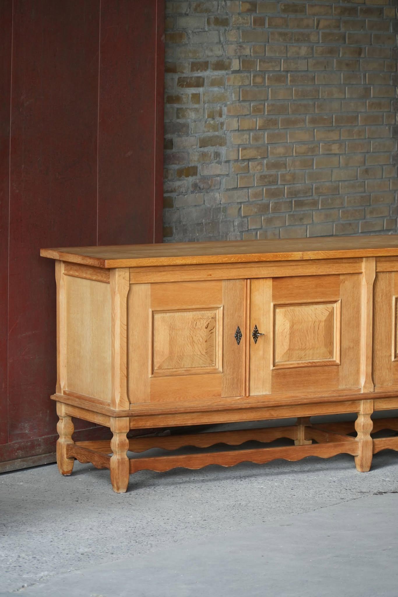 Buffet bas brutaliste danois du milieu du siècle en Oak, par Henning Kjærnulf, années 1960 en vente 10