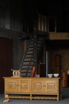 Buffet bas brutaliste danois du milieu du siècle en Oak, par Henning Kjærnulf, années 1960