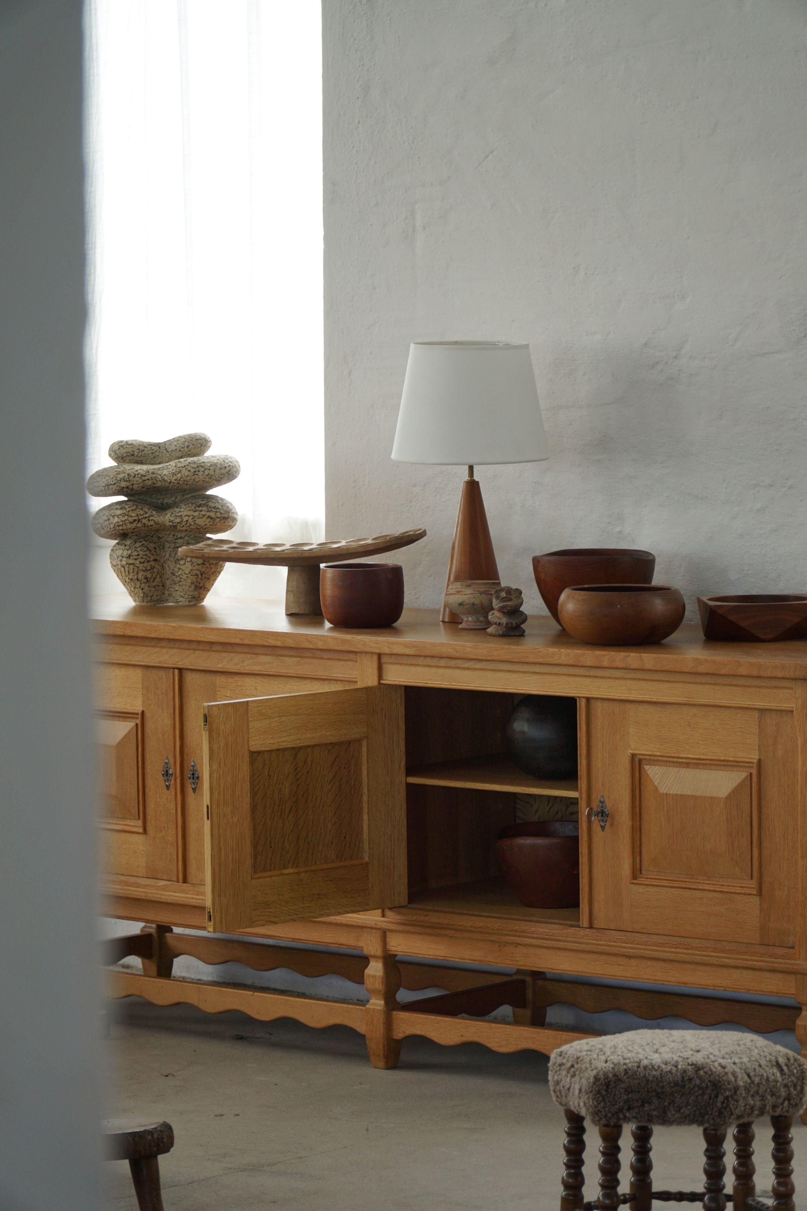 Scandinave moderne Danish Mid Century Low Brutalist Sideboard in Oak, By Henning Kjærnulf, 1960s en vente