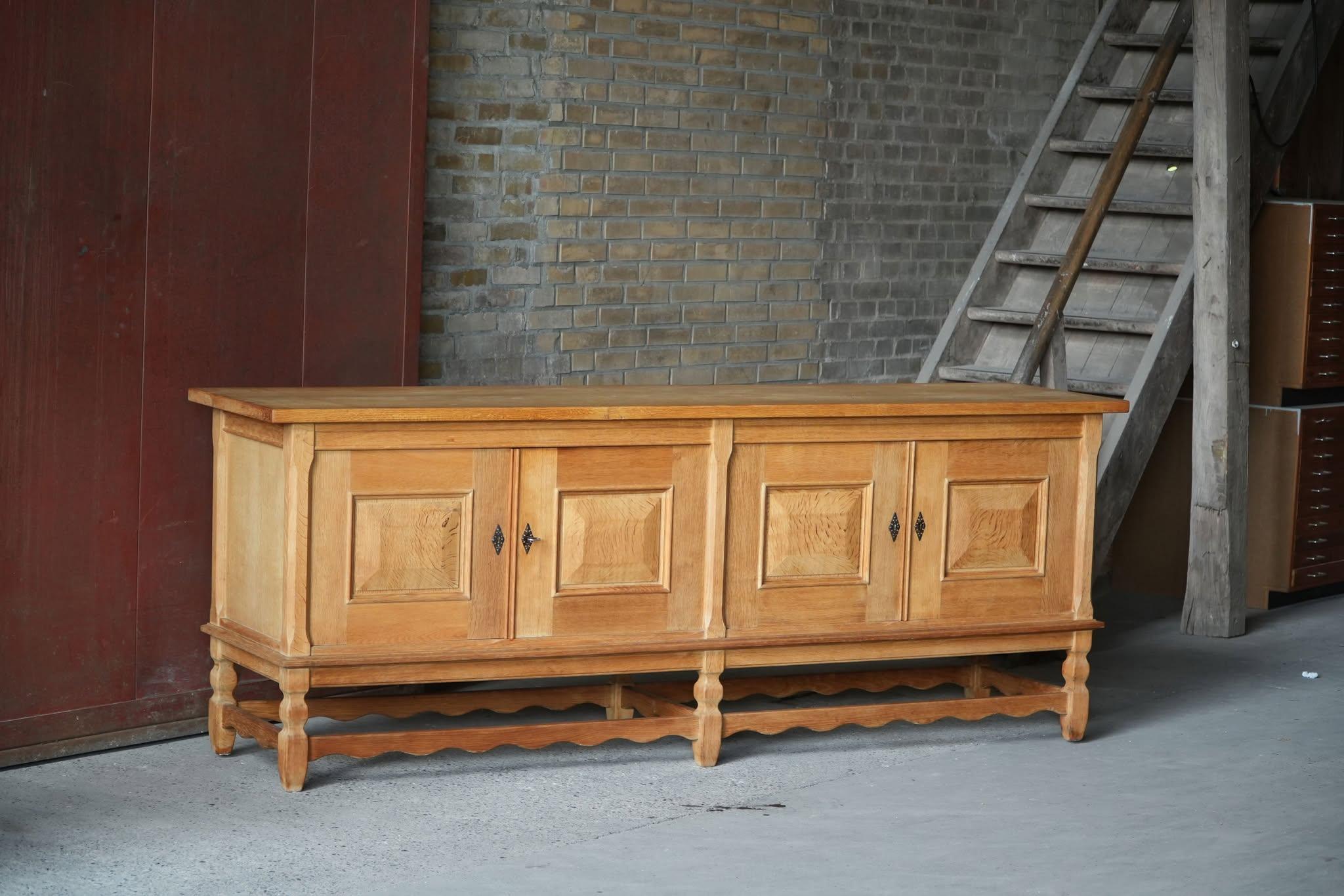 Scandinave moderne Buffet bas brutaliste danois du milieu du siècle en Oak, par Henning Kjærnulf, années 1960 en vente