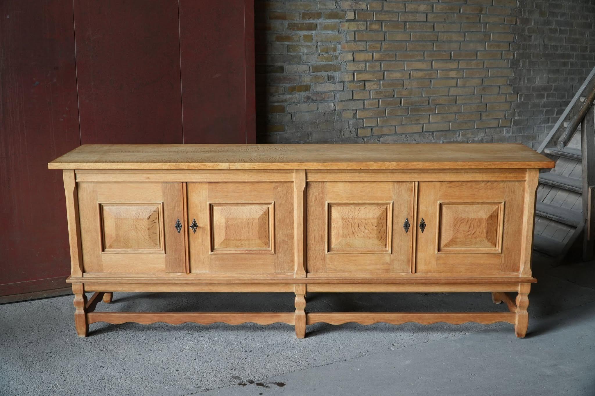 Danois Buffet bas brutaliste danois du milieu du siècle en Oak, par Henning Kjærnulf, années 1960 en vente