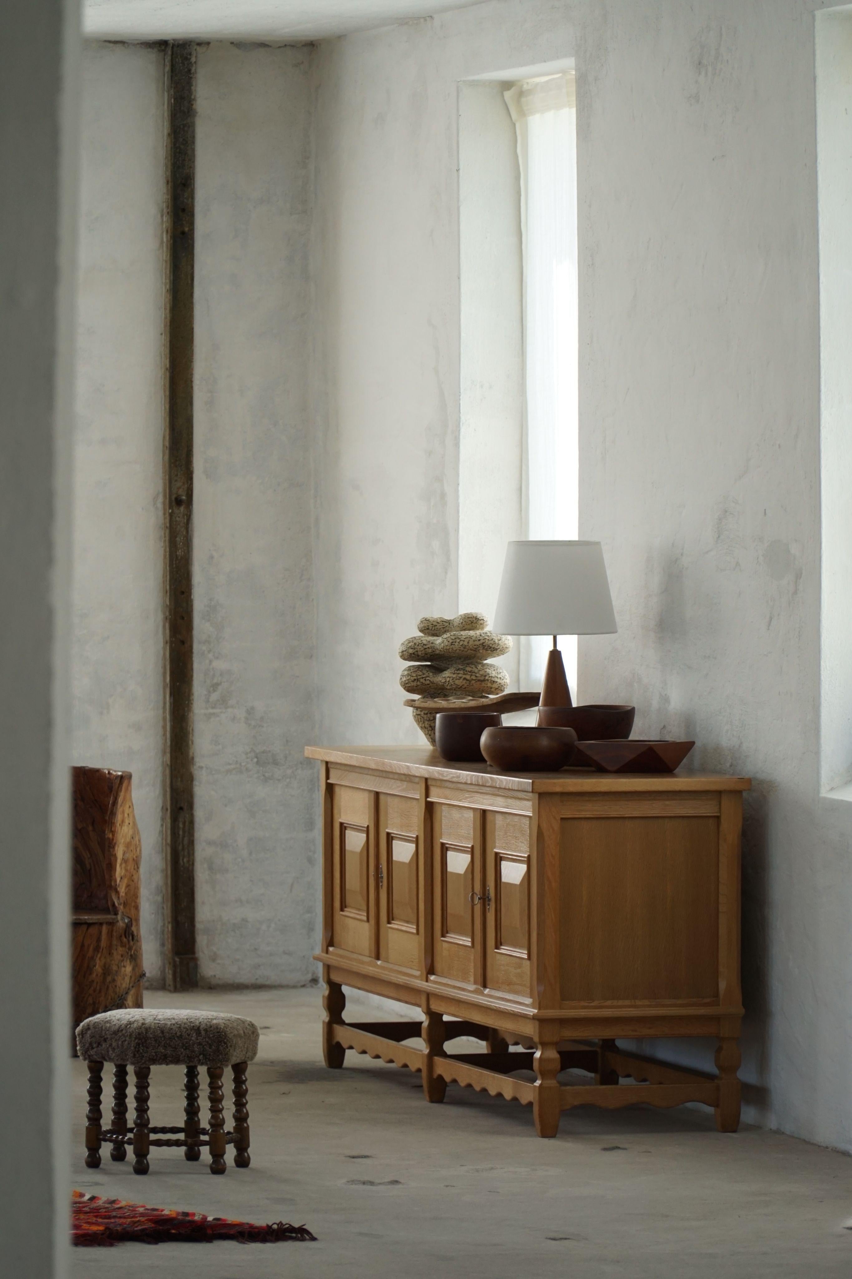 Danish Mid Century Low Brutalist Sideboard in Oak, By Henning Kjærnulf, 1960s Bon état - En vente à Odense, DK