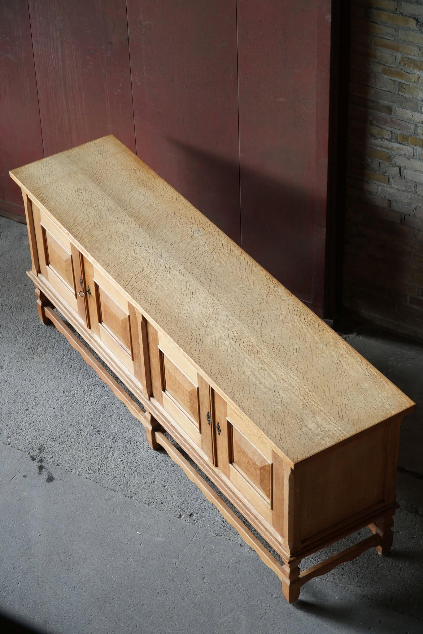 Buffet bas brutaliste danois du milieu du siècle en Oak, par Henning Kjærnulf, années 1960 Bon état - En vente à Odense, DK