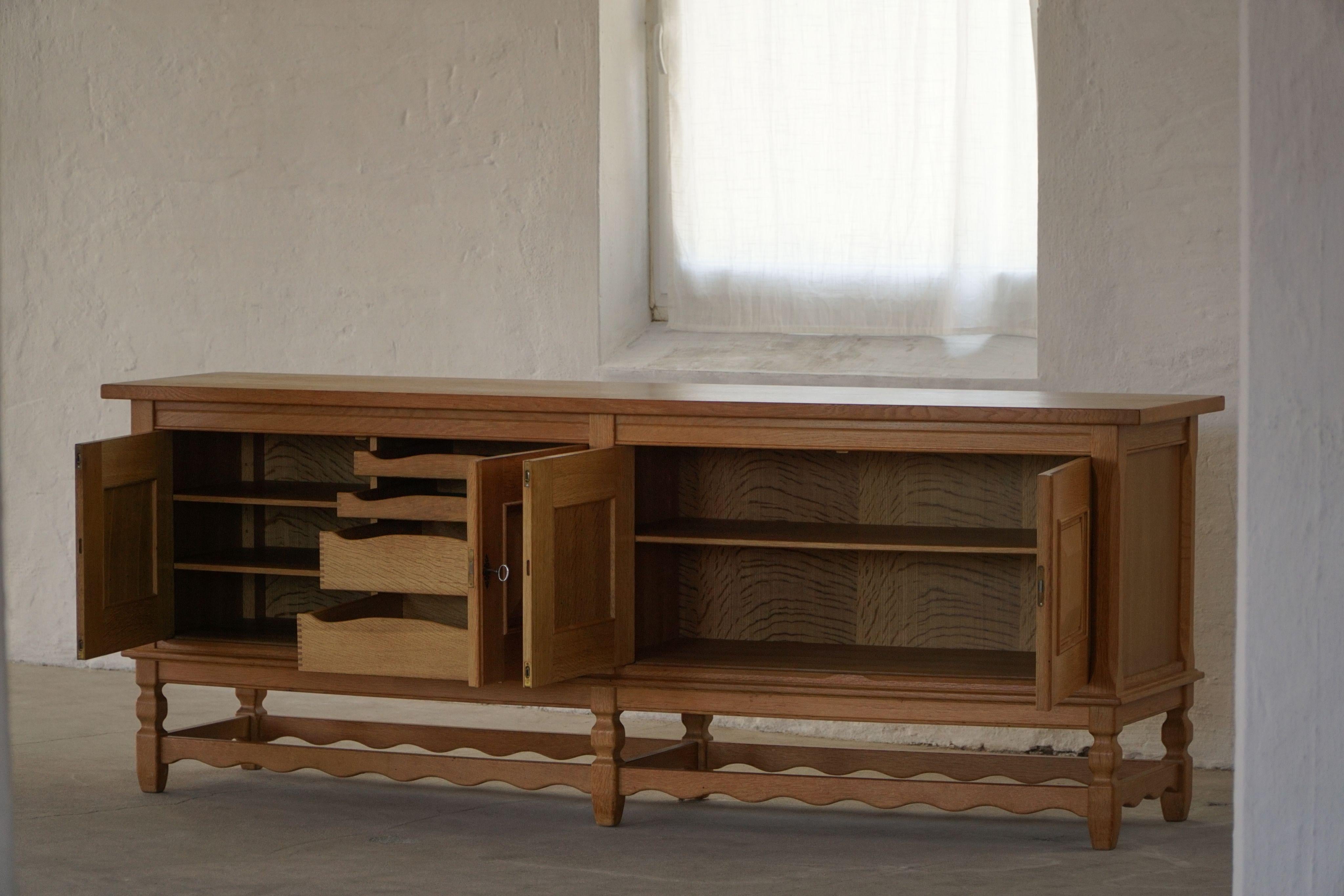 20ième siècle Danish Mid Century Low Brutalist Sideboard in Oak, By Henning Kjærnulf, 1960s en vente