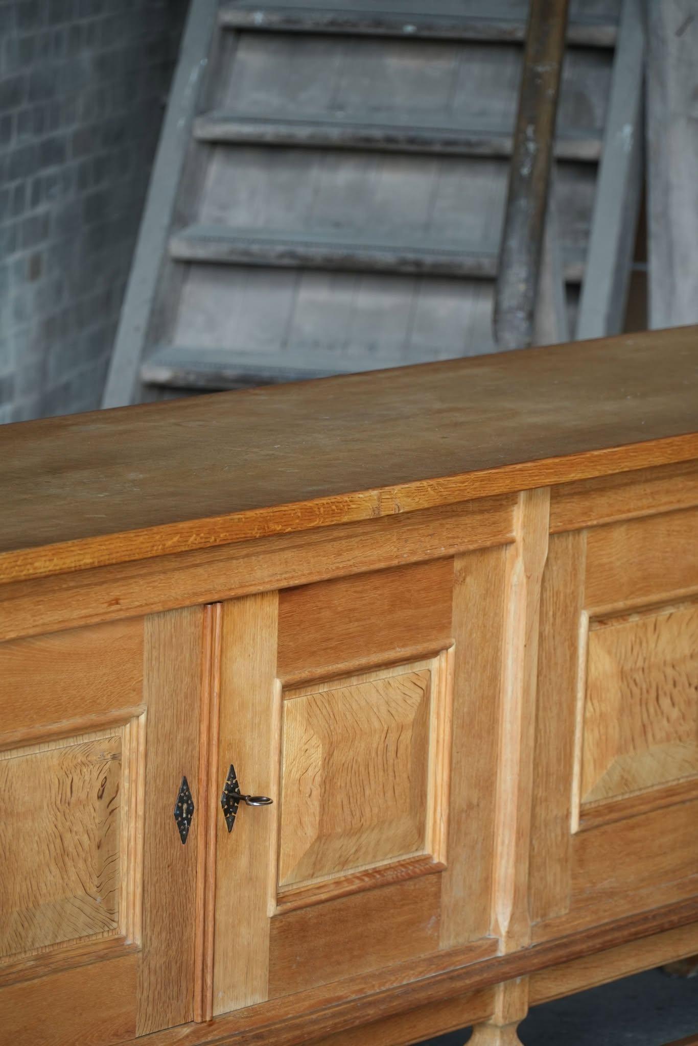 20ième siècle Buffet bas brutaliste danois du milieu du siècle en Oak, par Henning Kjærnulf, années 1960 en vente