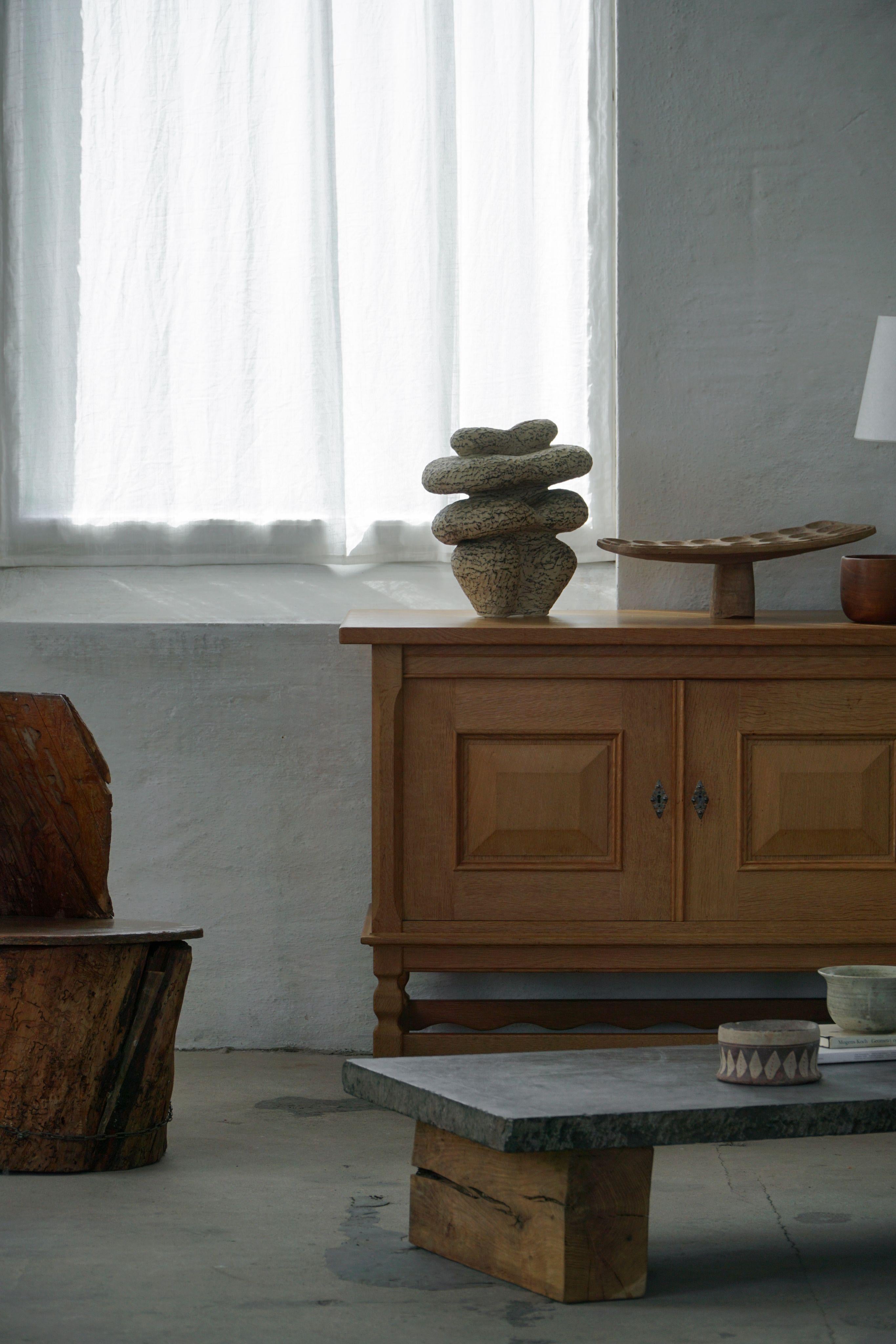 Chêne Danish Mid Century Low Brutalist Sideboard in Oak, By Henning Kjærnulf, 1960s en vente