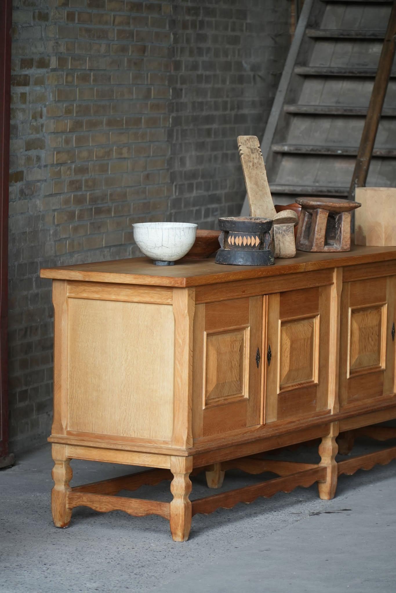 Buffet bas brutaliste danois du milieu du siècle en Oak, par Henning Kjærnulf, années 1960 en vente 1