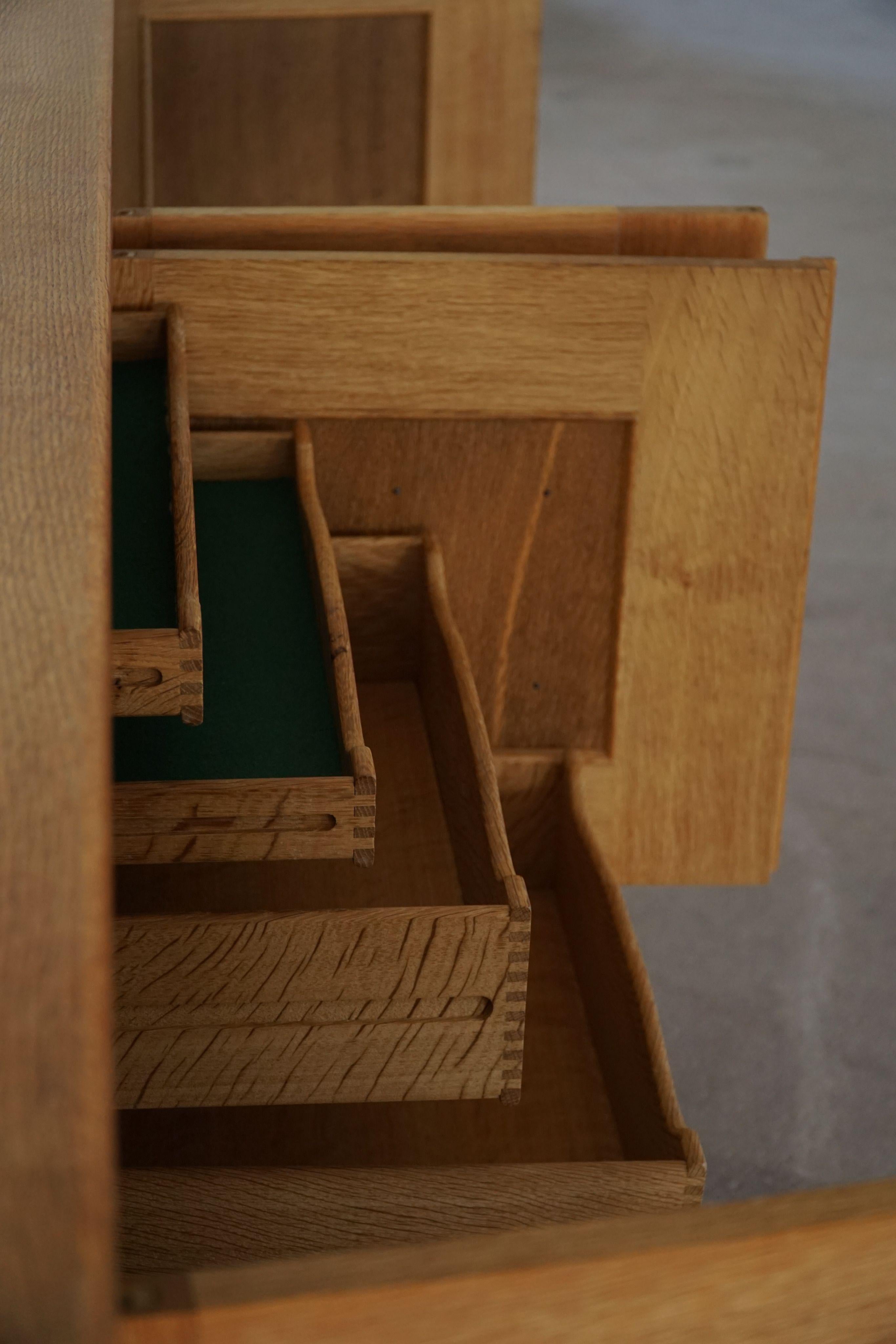 Danish Mid Century Low Brutalist Sideboard in Oak, By Henning Kjærnulf, 1960s en vente 2